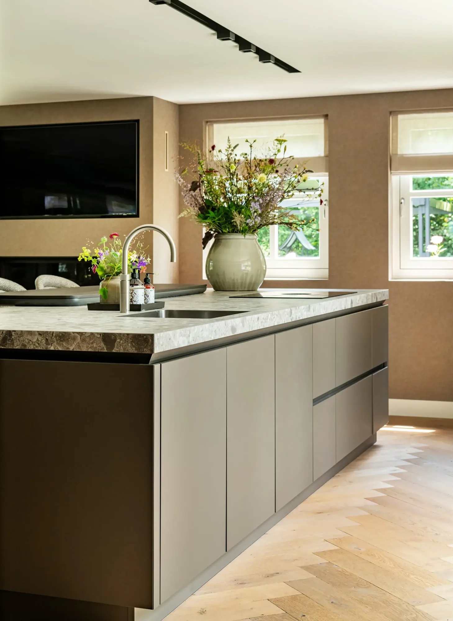 Moderne Japandi keuken in notenbruin hout met kookeiland en licht keukenblad The Excellent ASWA Keukens 213759 2025 04 28 203137 gext 2025 06 10 103558 kyml