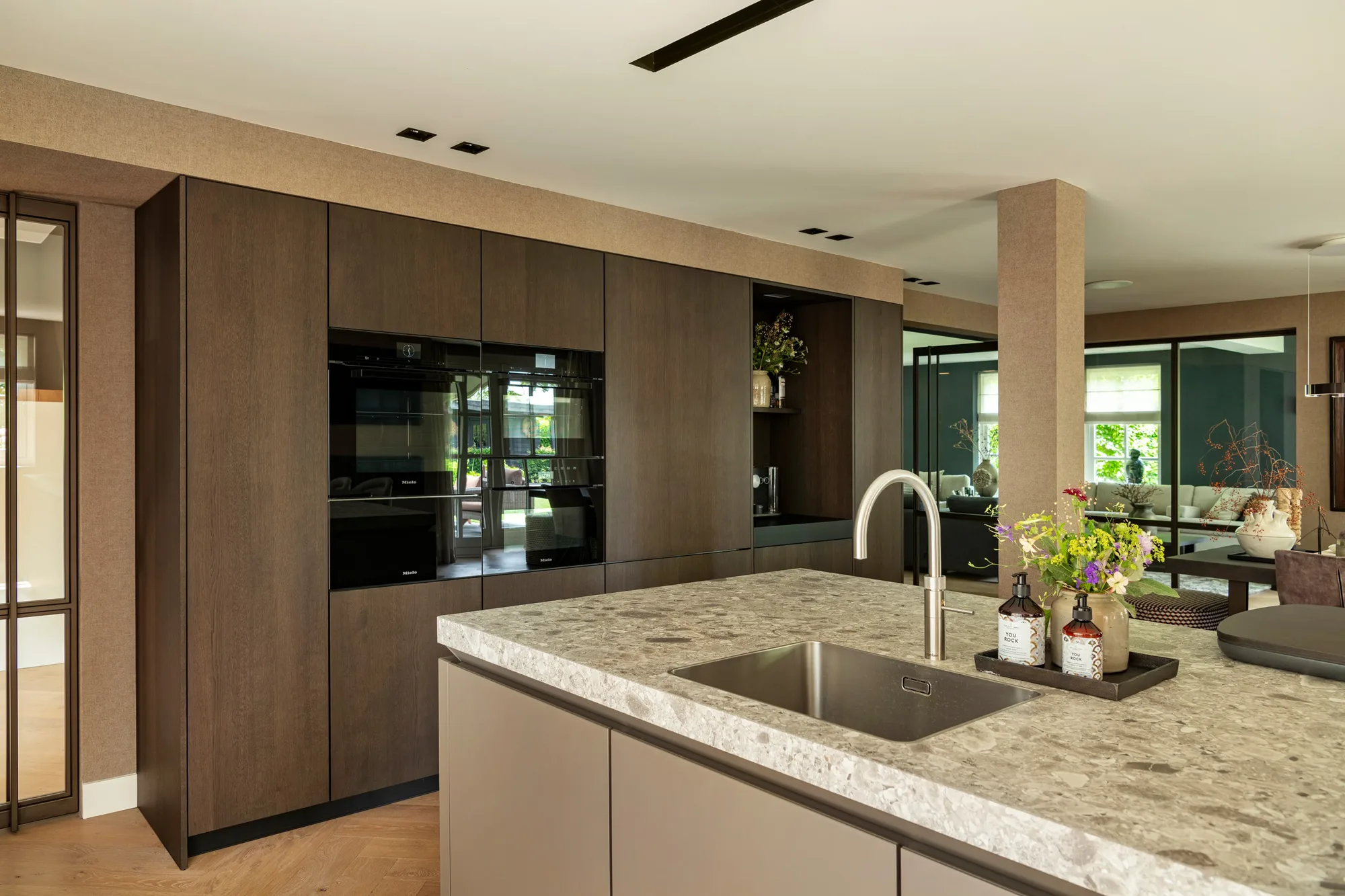 Ton sur ton keuken met kookeiland in bruin beige en taupe The Excellent ASWA Keukens 213759