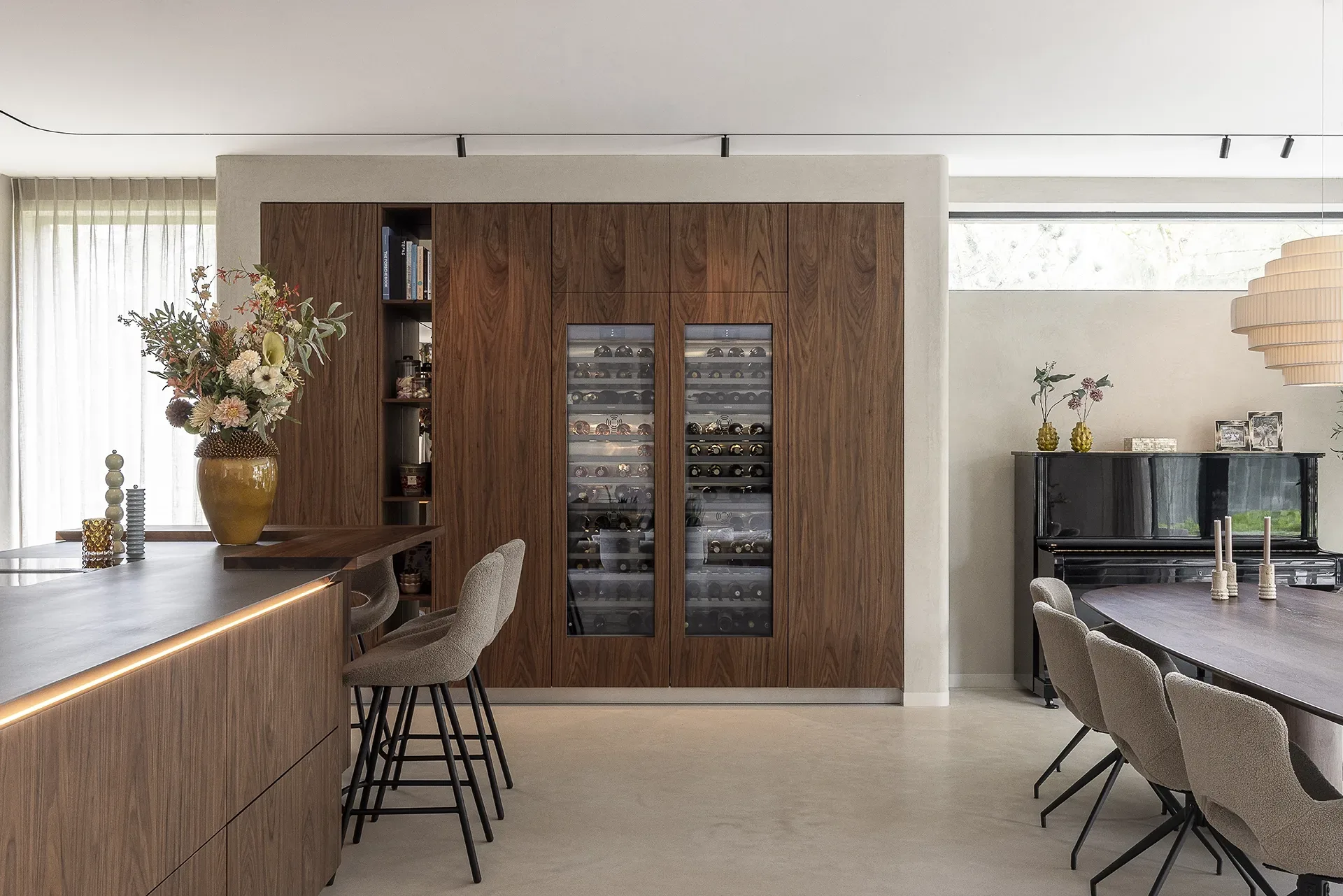 Luxe SieMatic SLX keuken met walnoot houtfineer en geïntegreerde wijnklimaatkast in woonkeuken