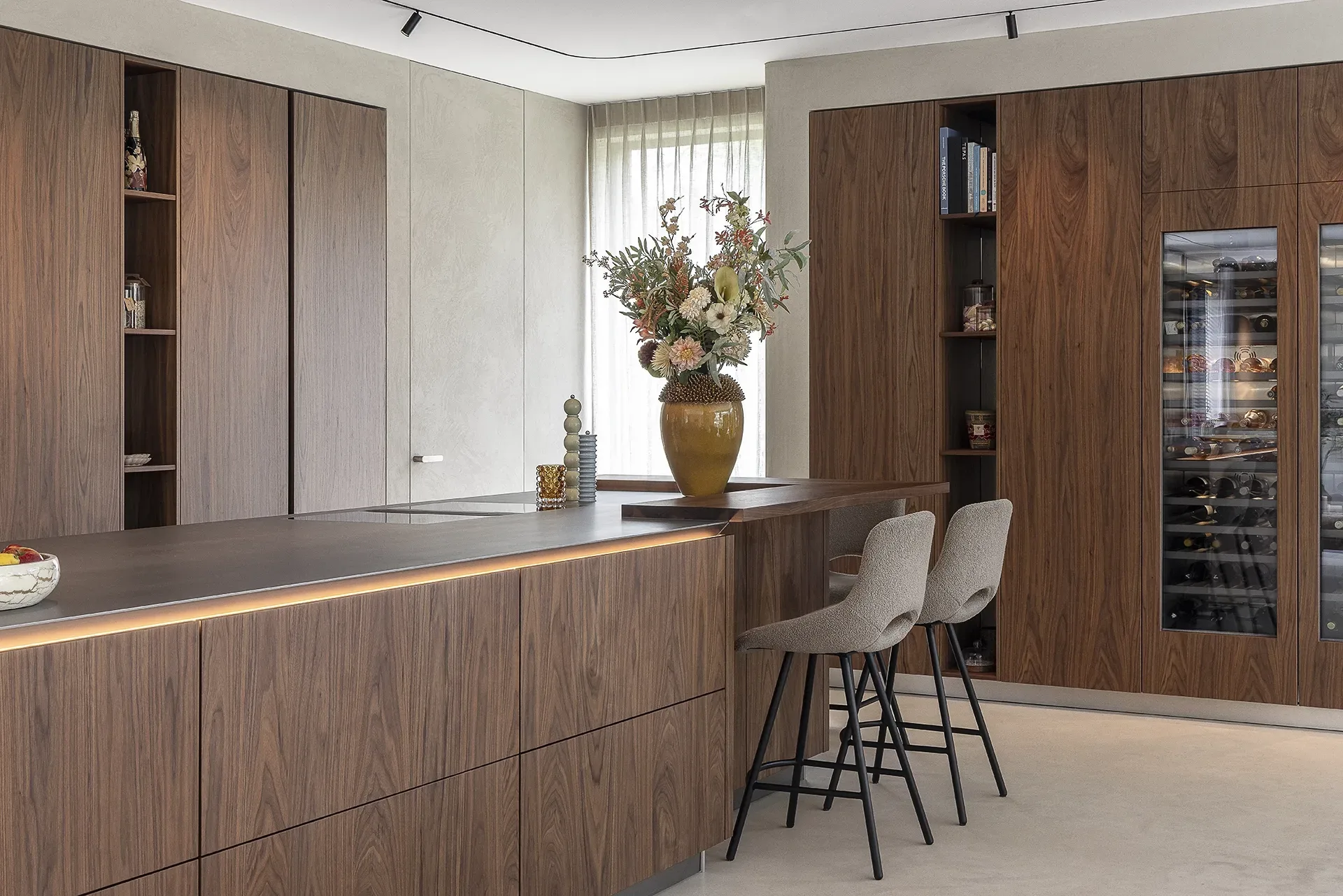 SieMatic keuken met houtfineer, maatwerkkasten en hoogwaardige materiaalafwerking.