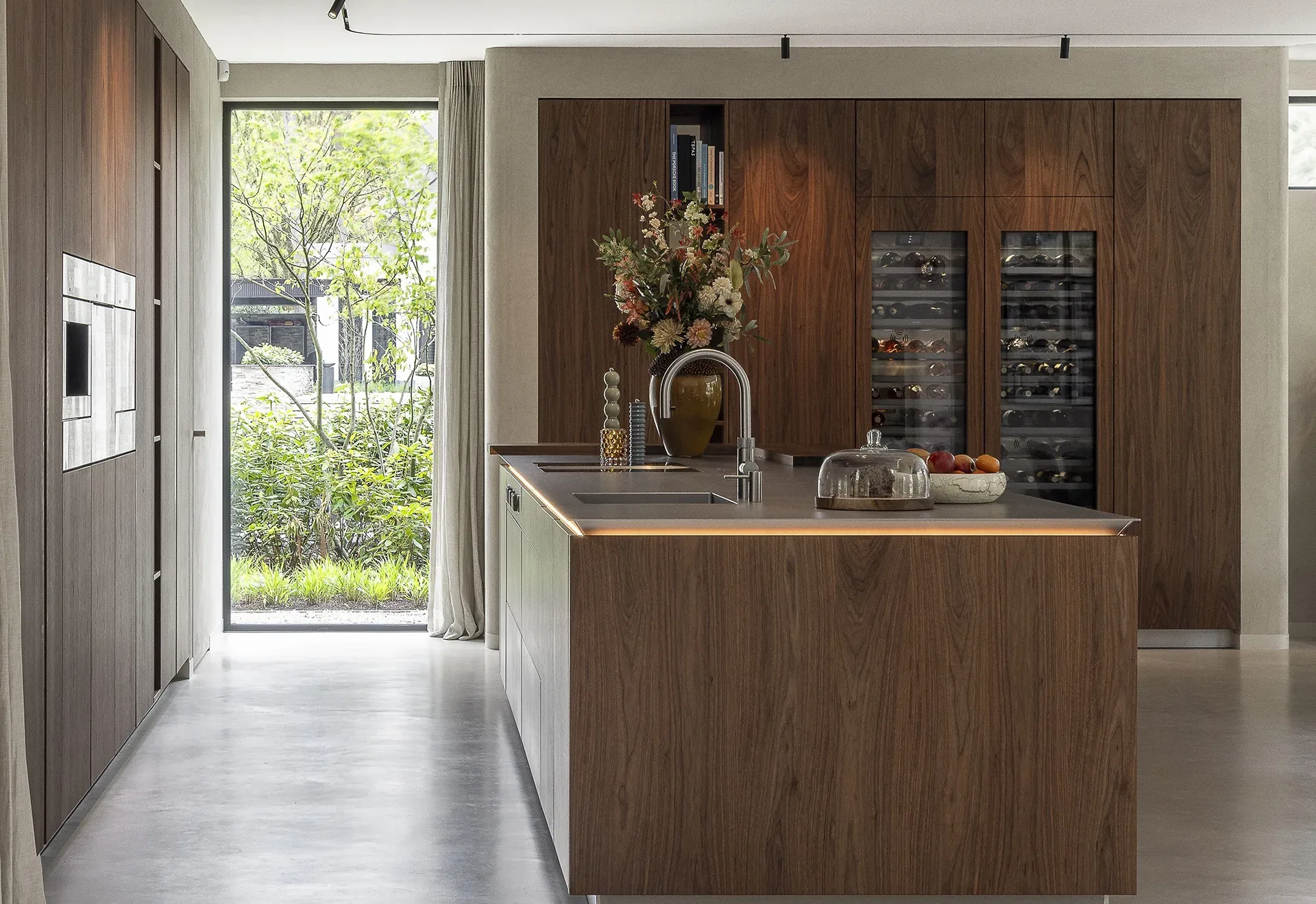 Moderne SieMatic SLX keuken in houtfineer met RVS keukenblad, The Art of Living ASWA Keukens 213241