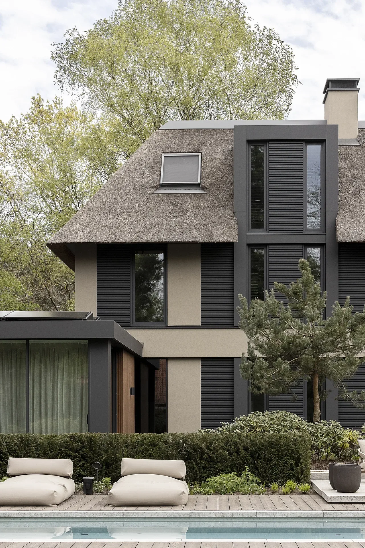 Rietgedekte villa met mediterrane warmte in tuin portret