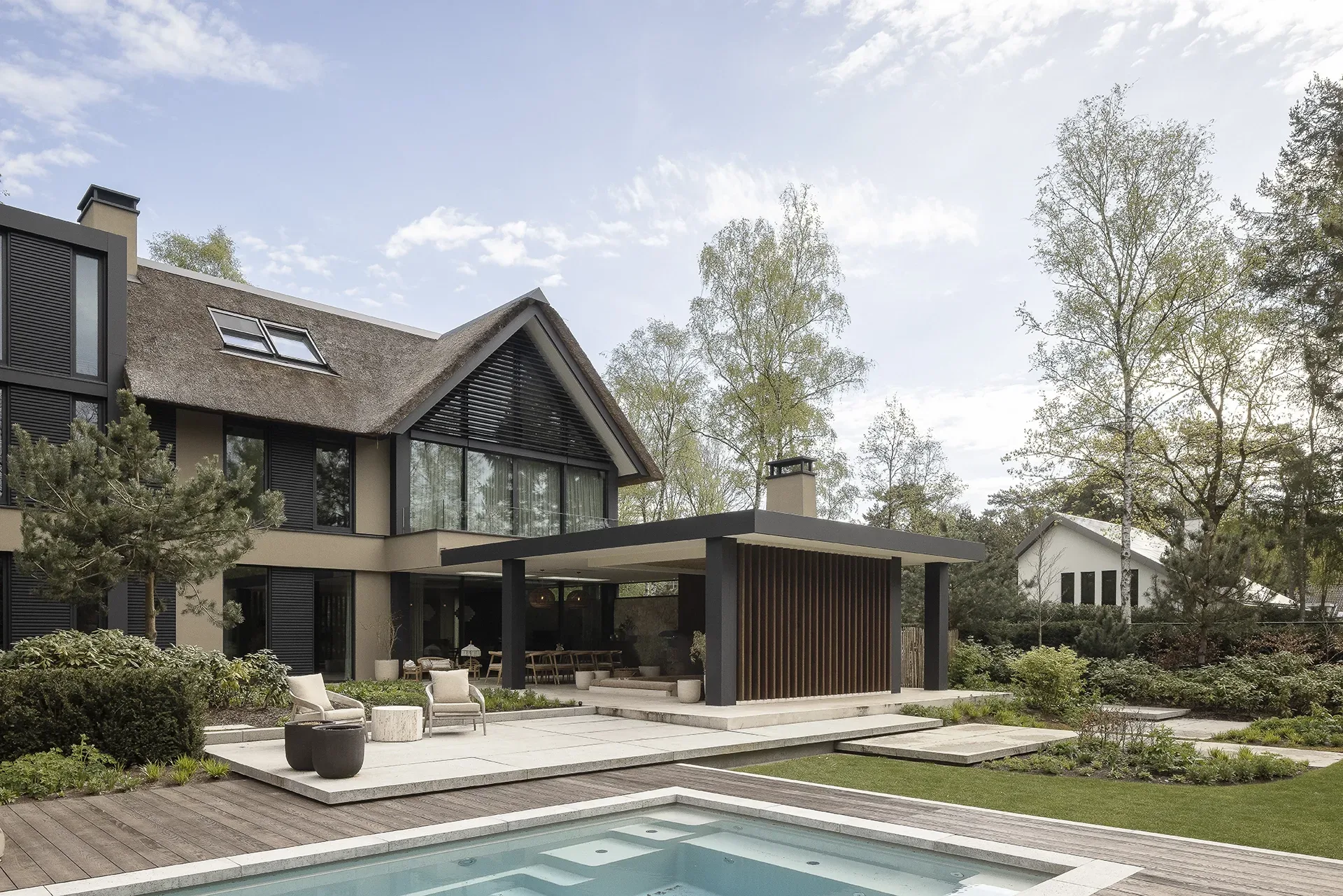 Rietgedekte villa met mediterrane warmte in tuin