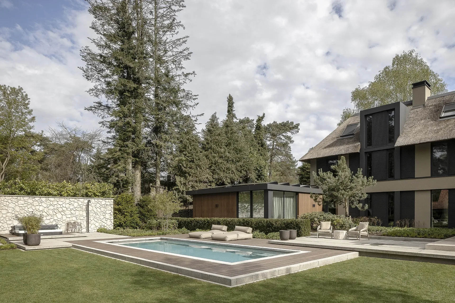 Rietgedekte villa met mediterrane warmte bij zwembad
