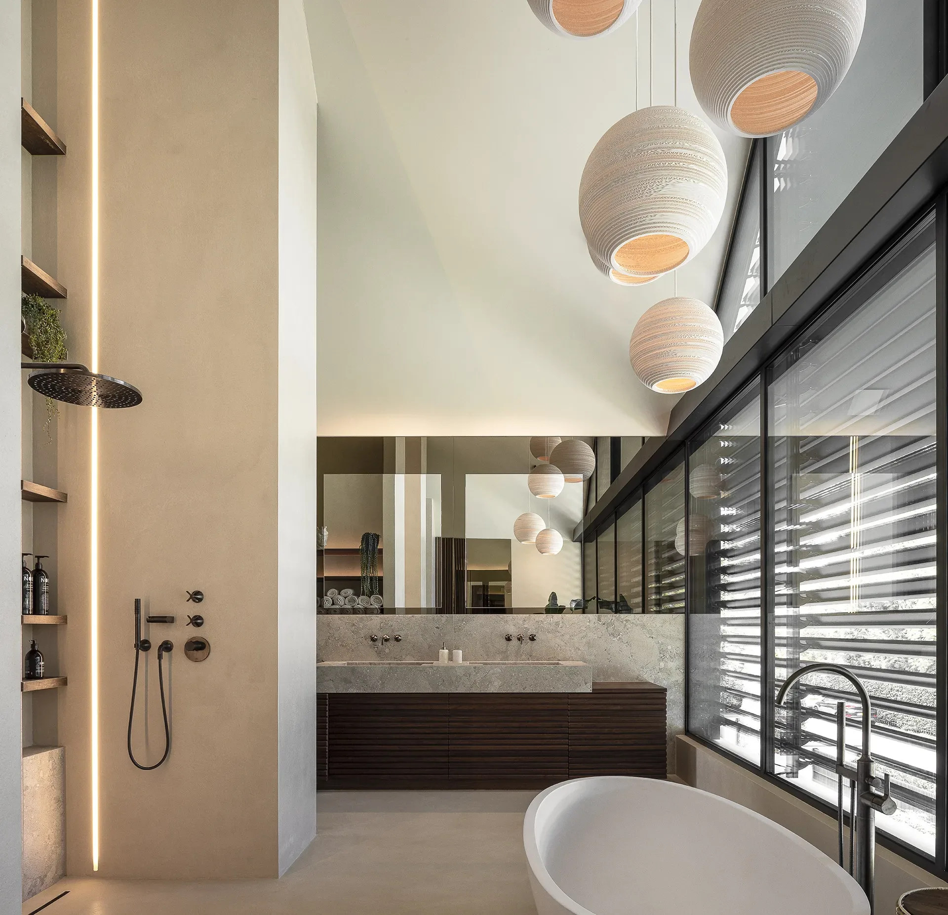 Rietgedekte villa met mediterrane warmte in badkamer
