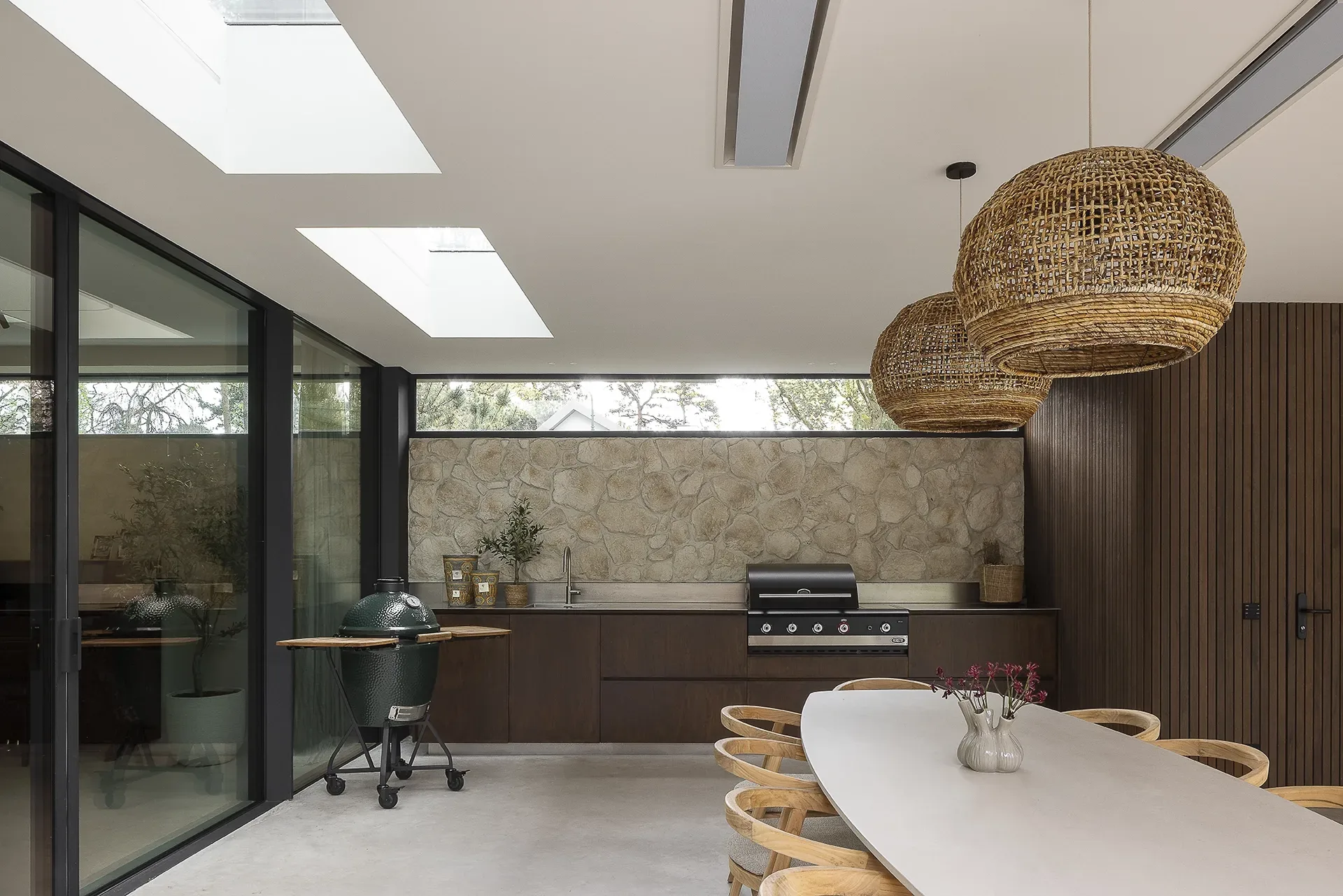 Rietgedekte villa met mediterrane warmte in bijkeuken