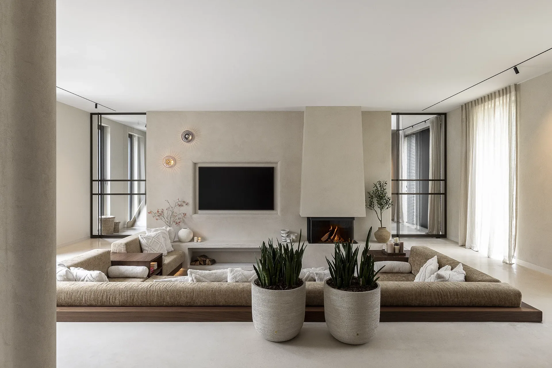 Rietgedekte villa met mediterrane warmte in woonkamer
