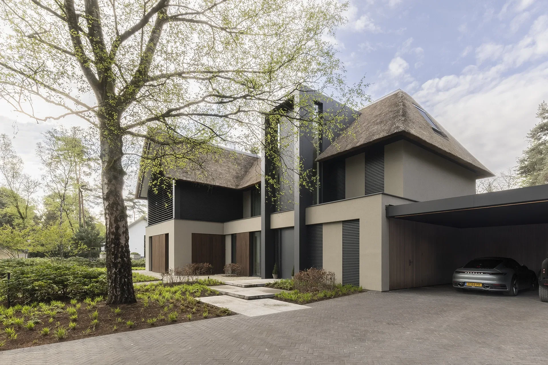 Rietgedekte villa met mediterrane warmte voorkant villa