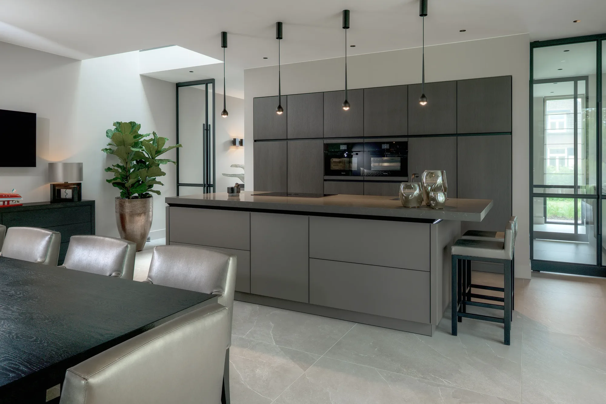 Moderne donkere keuken met kookeiland van Sie Matic SLX keuken The Art of Living ASWA Keukens 217220