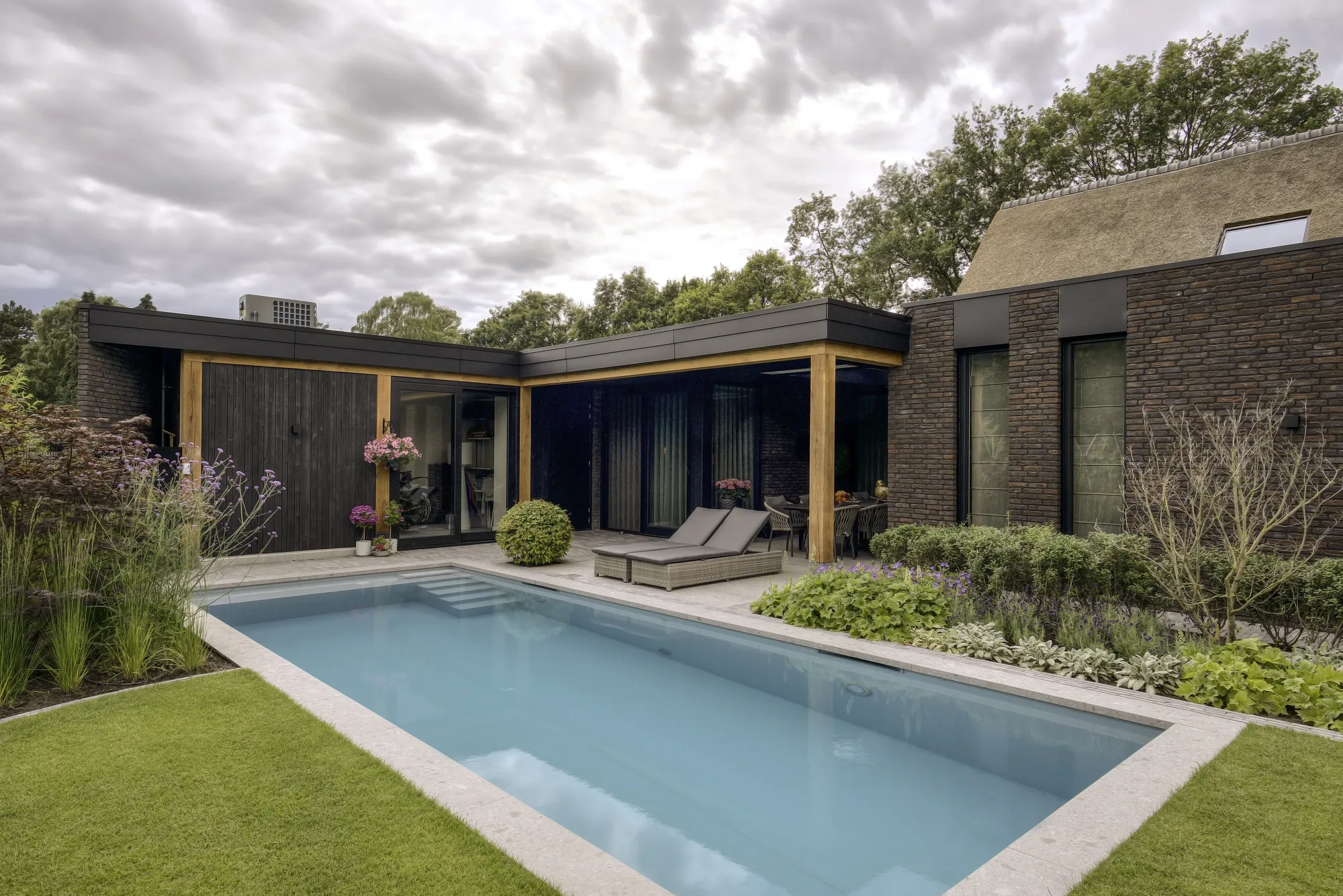 Rietgedekte villa moderne tuin met zwembad The Art of Living ASWA Keukens 217220