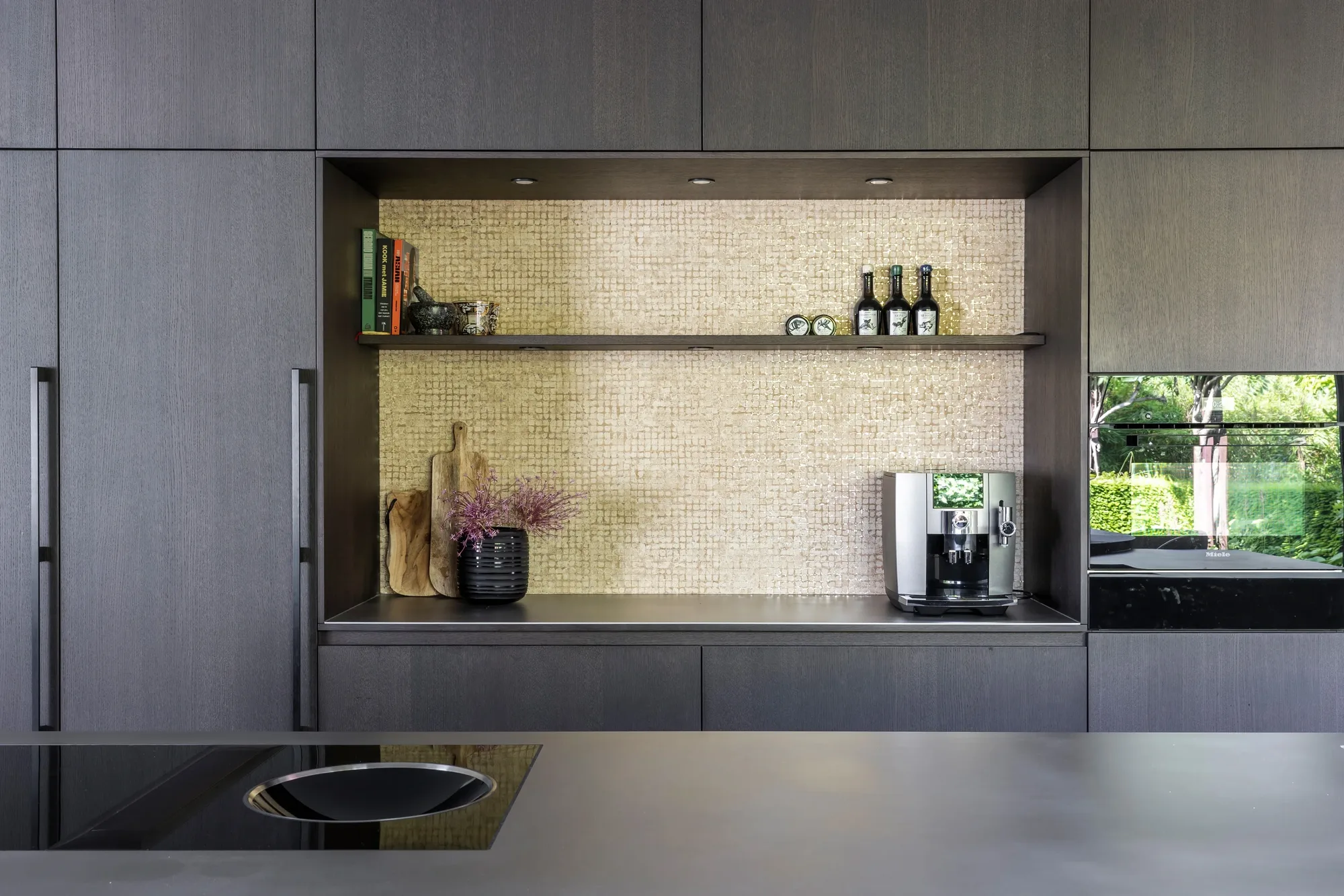 Zwarte keuken met koffiecorner met gouden achterwand Studio Do s ASWA Keukens 218490
