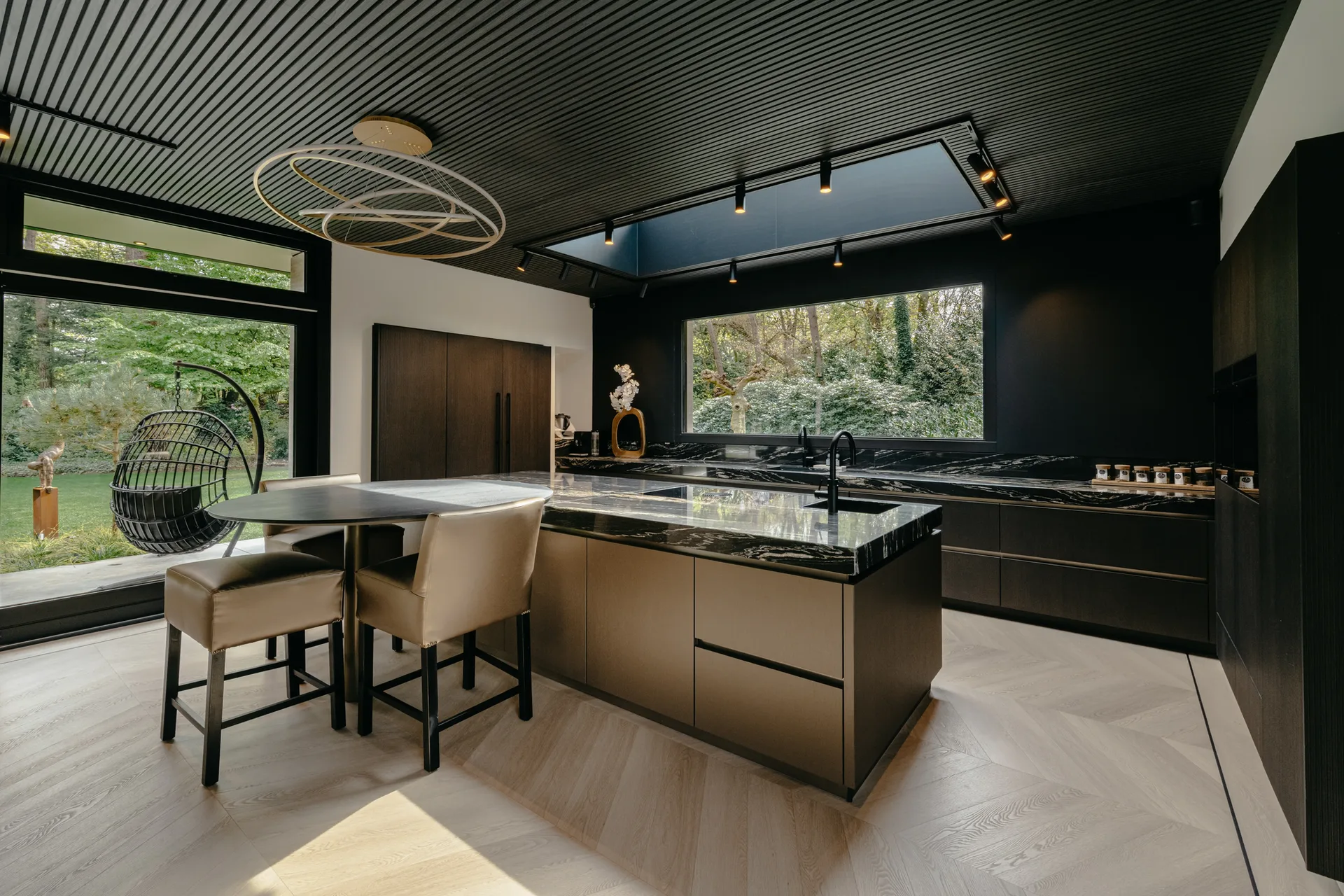 SieMatic woonkeuken met kookeiland, brede looproutes en open leefruimte.