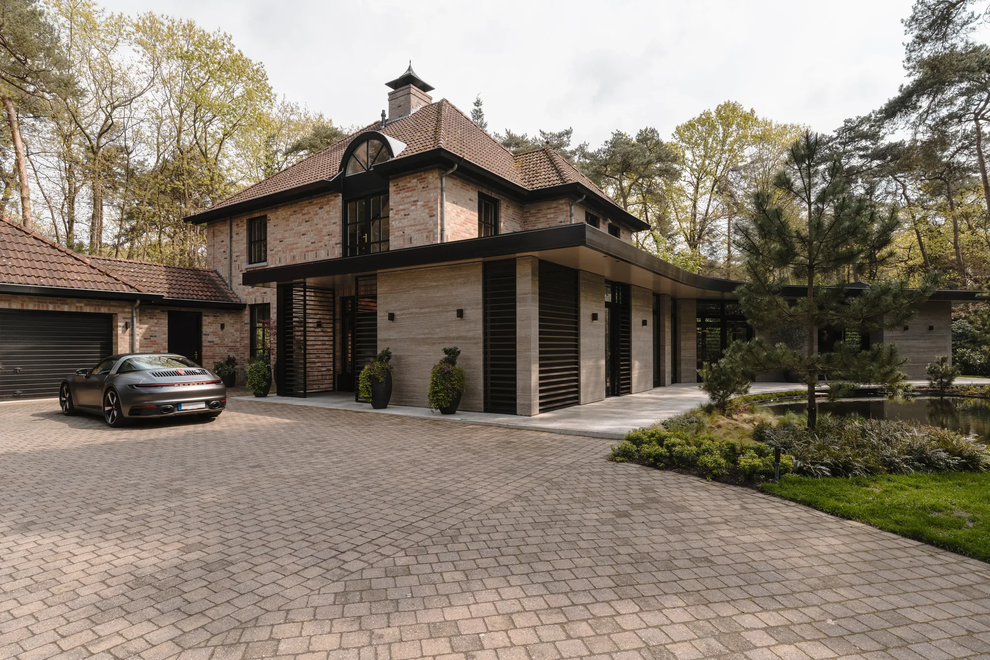 Brabantse villa met oog voor esthetiek oprit villa ASWA Keukens The Art of Living 220425