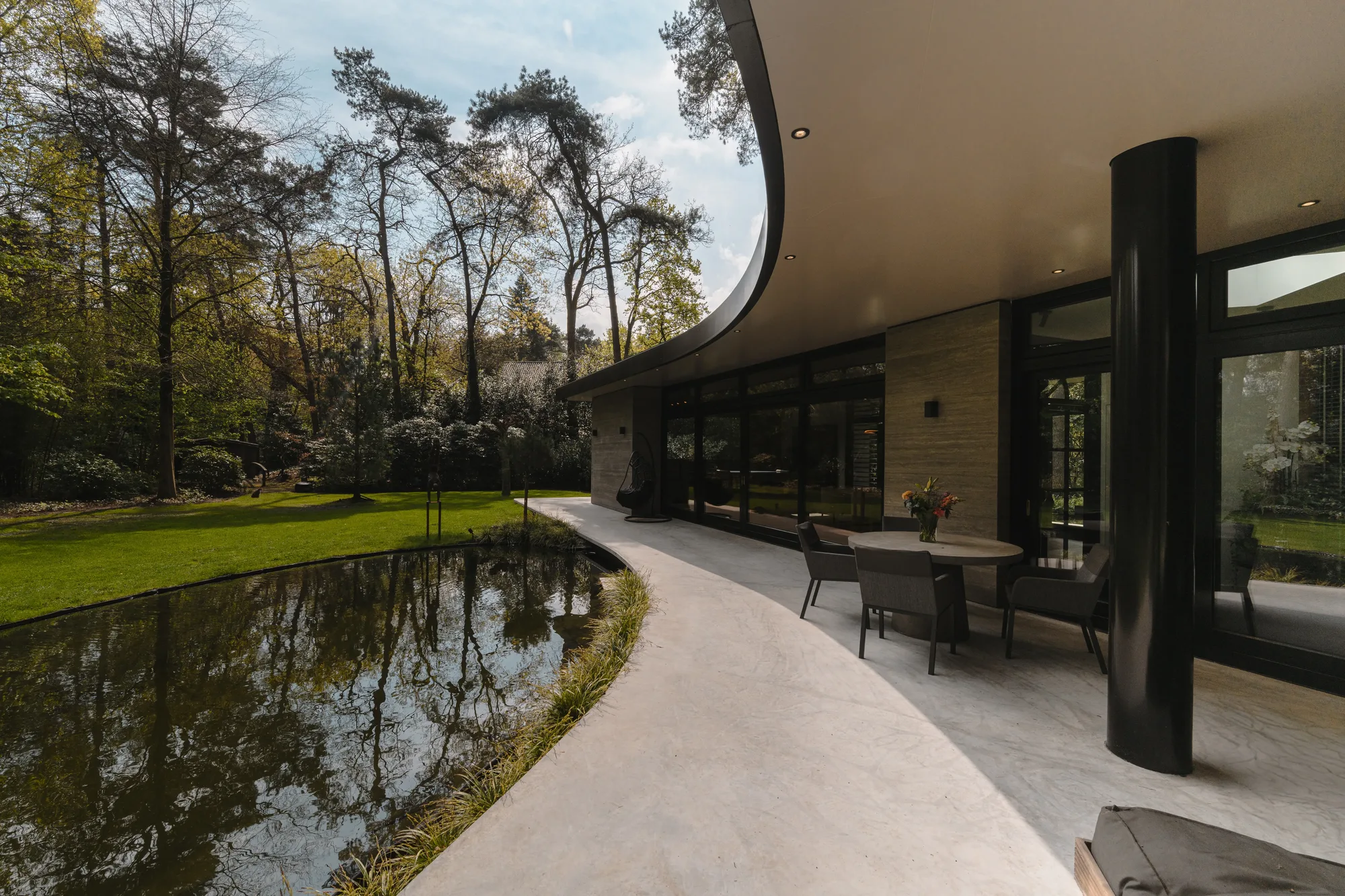 Brabantse villa met oog voor esthetiek achterkant villa ASWA Keukens The Art of Living 220425