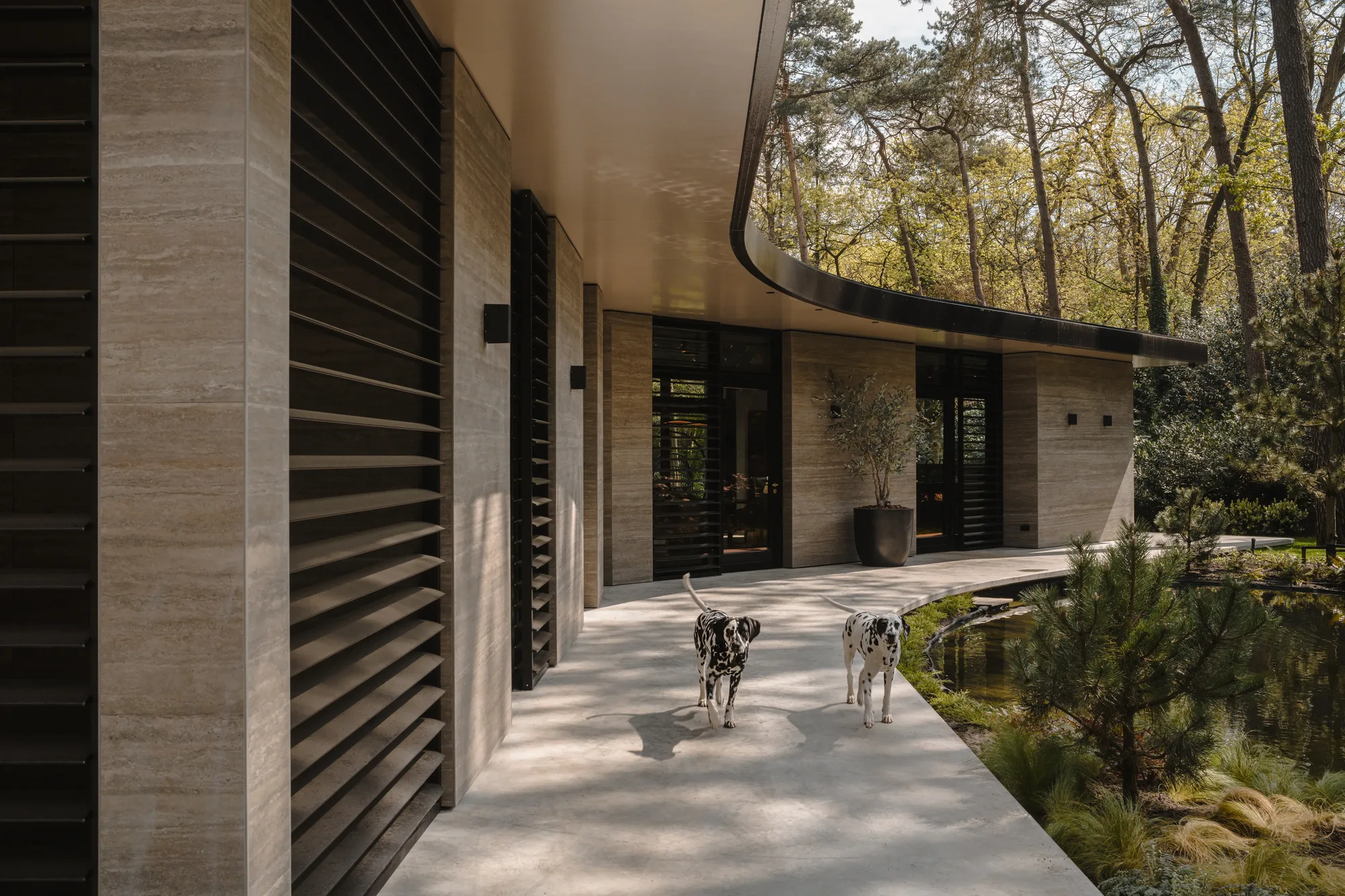 Brabantse villa met oog voor esthetiek oprit villa ASWA Keukens The Art of Living 220425