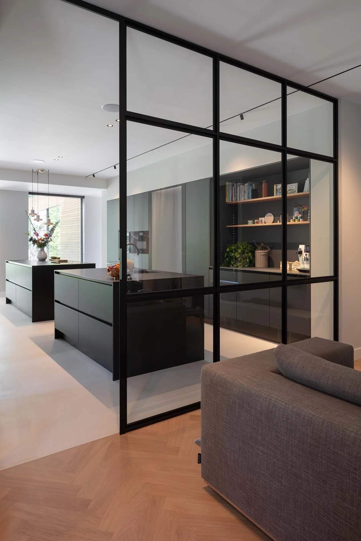 Zwarte luxe moderne maatwerk keuken met twee kookeilanden Hal2 Architecten ASWA Keukens 4