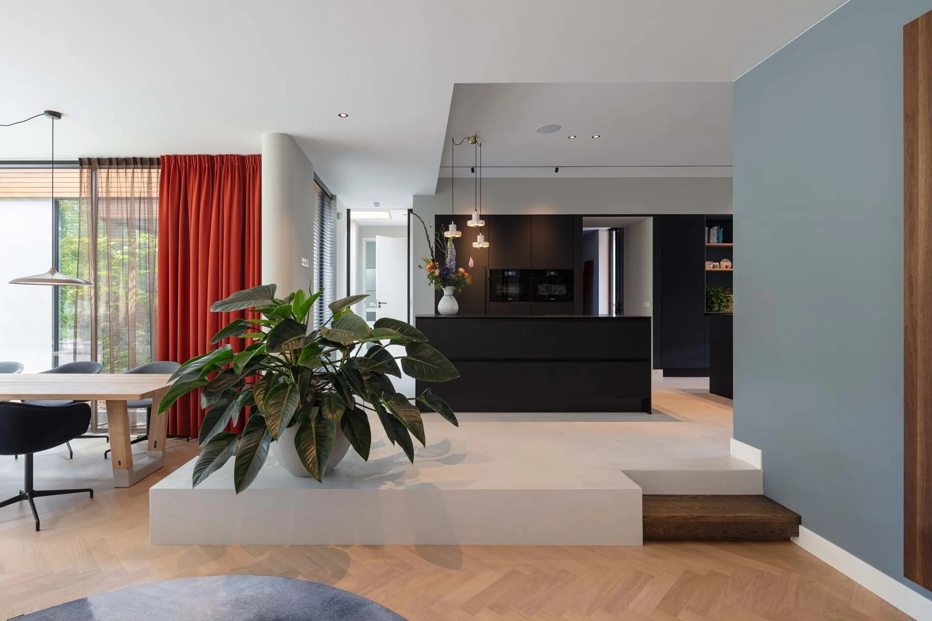 Zwarte luxe moderne maatwerk keuken met twee kookeilanden Hal2 Architecten ASWA Keukens 1