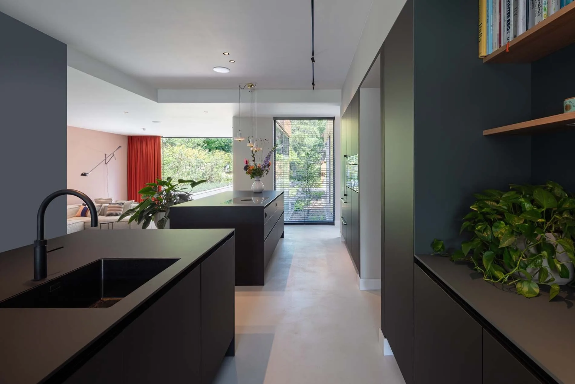 Zwarte luxe moderne maatwerk keuken met twee kookeilanden Hal2 Architecten ASWA Keukens 2