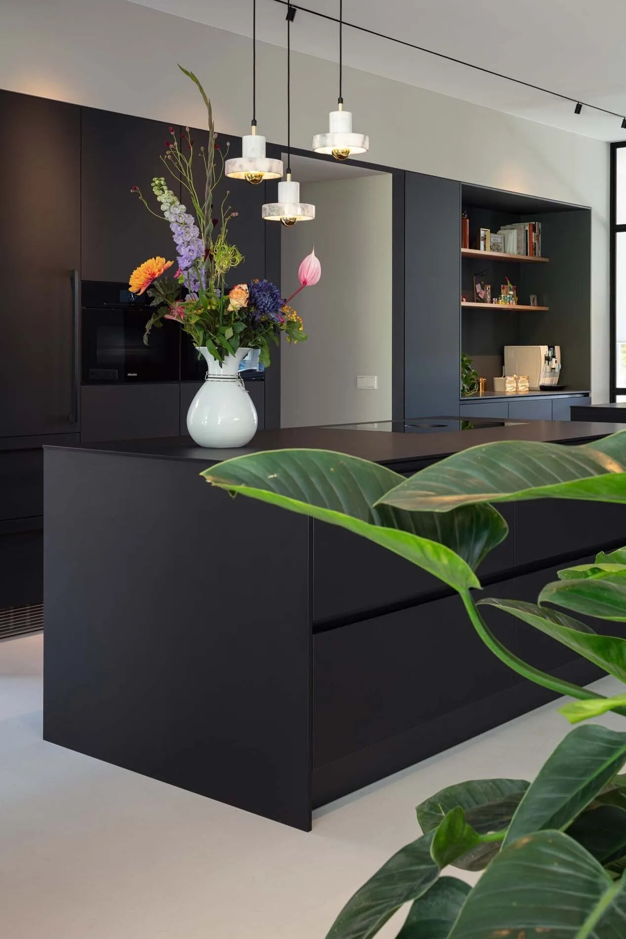 Zwarte luxe moderne maatwerk keuken met twee kookeilanden Hal2 Architecten ASWA Keukens 3