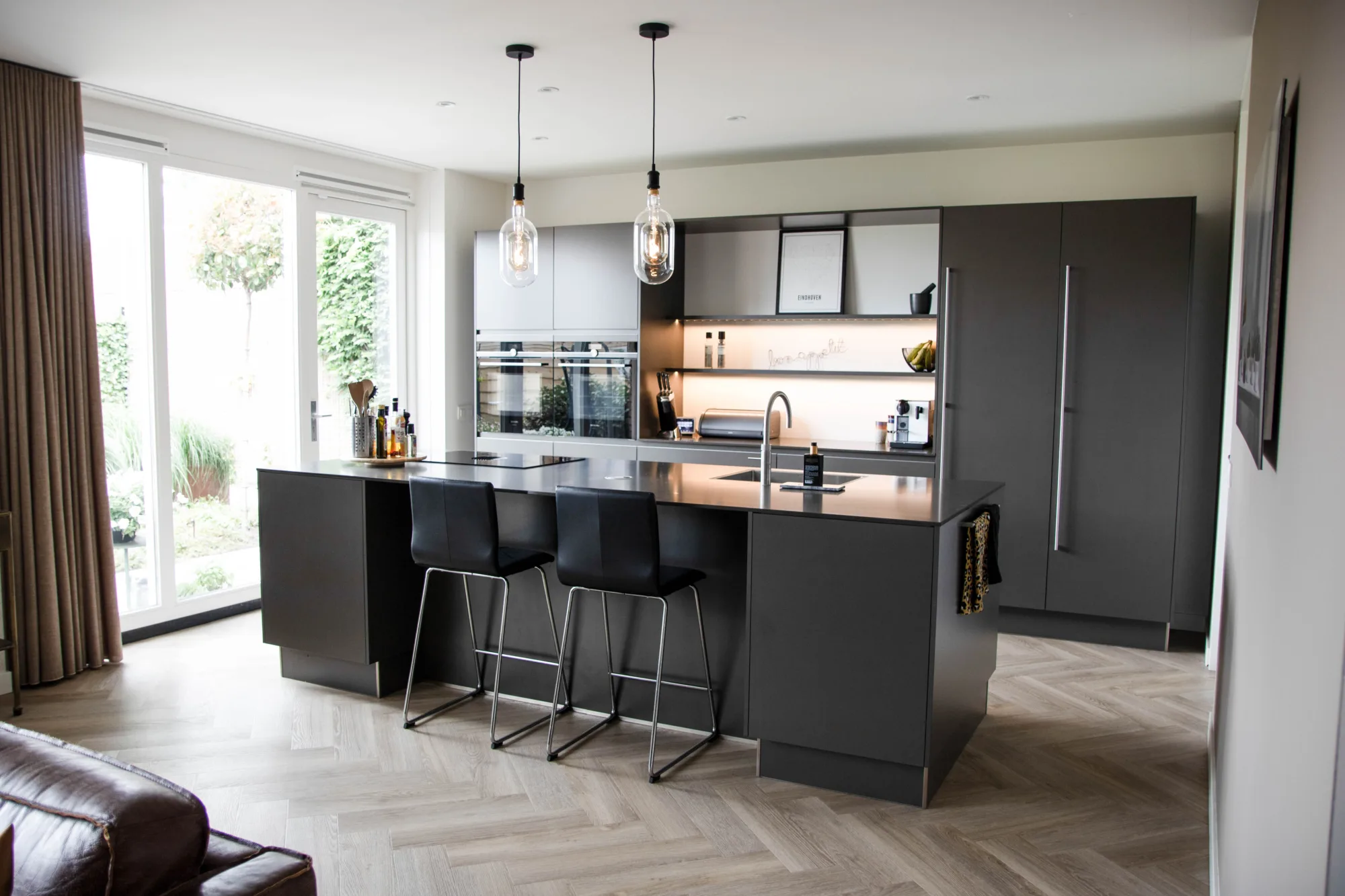 Moderne donkere keuken met kookeiland ASWA Keukens
