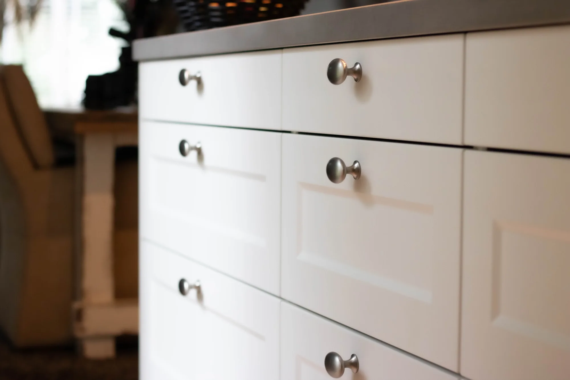 Witte keuken met kaderdeur en deurknoppen ASWA Keukens