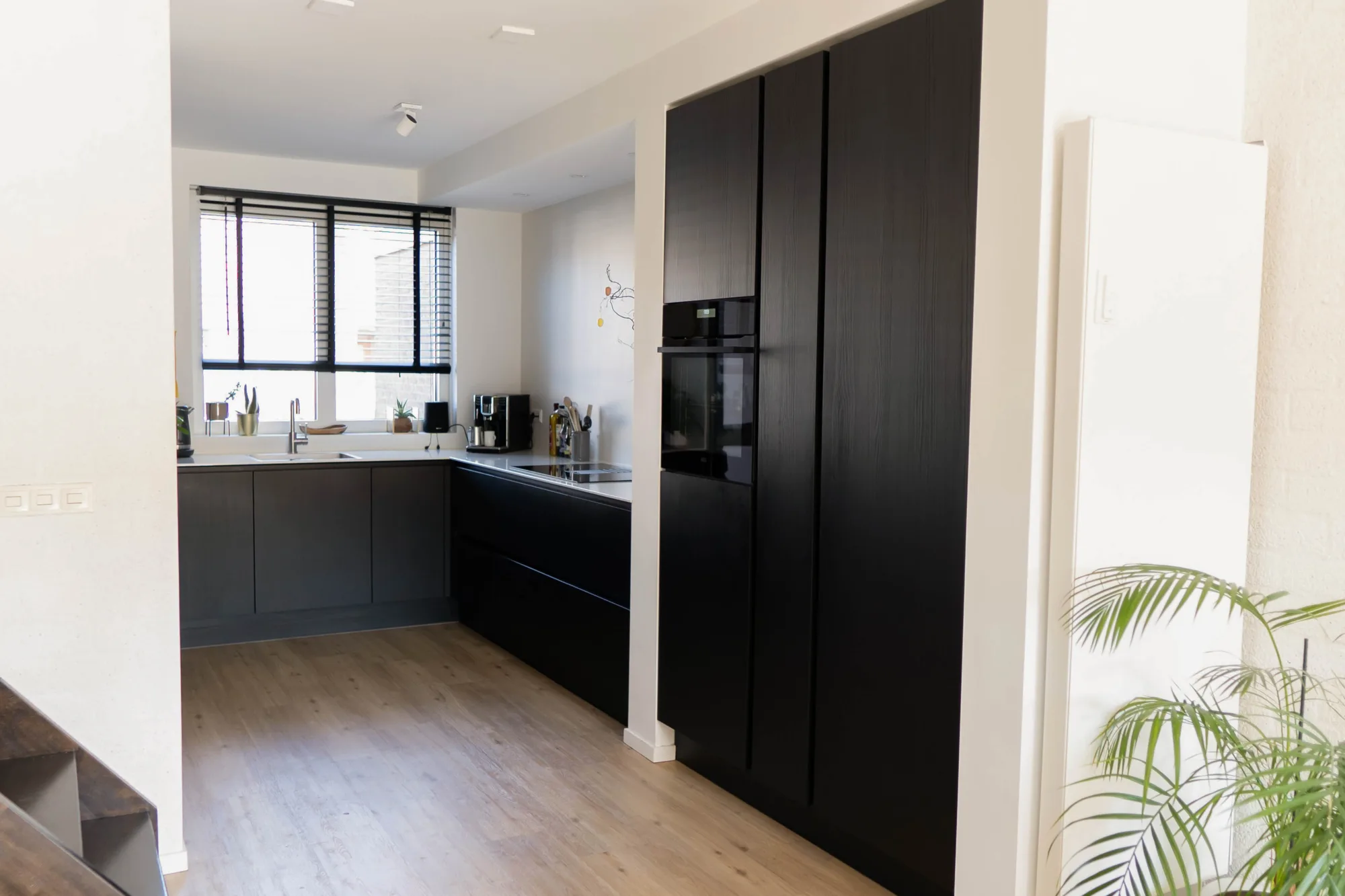 L Keuken Zwart met hoge kastenwand ASWA Keukens
