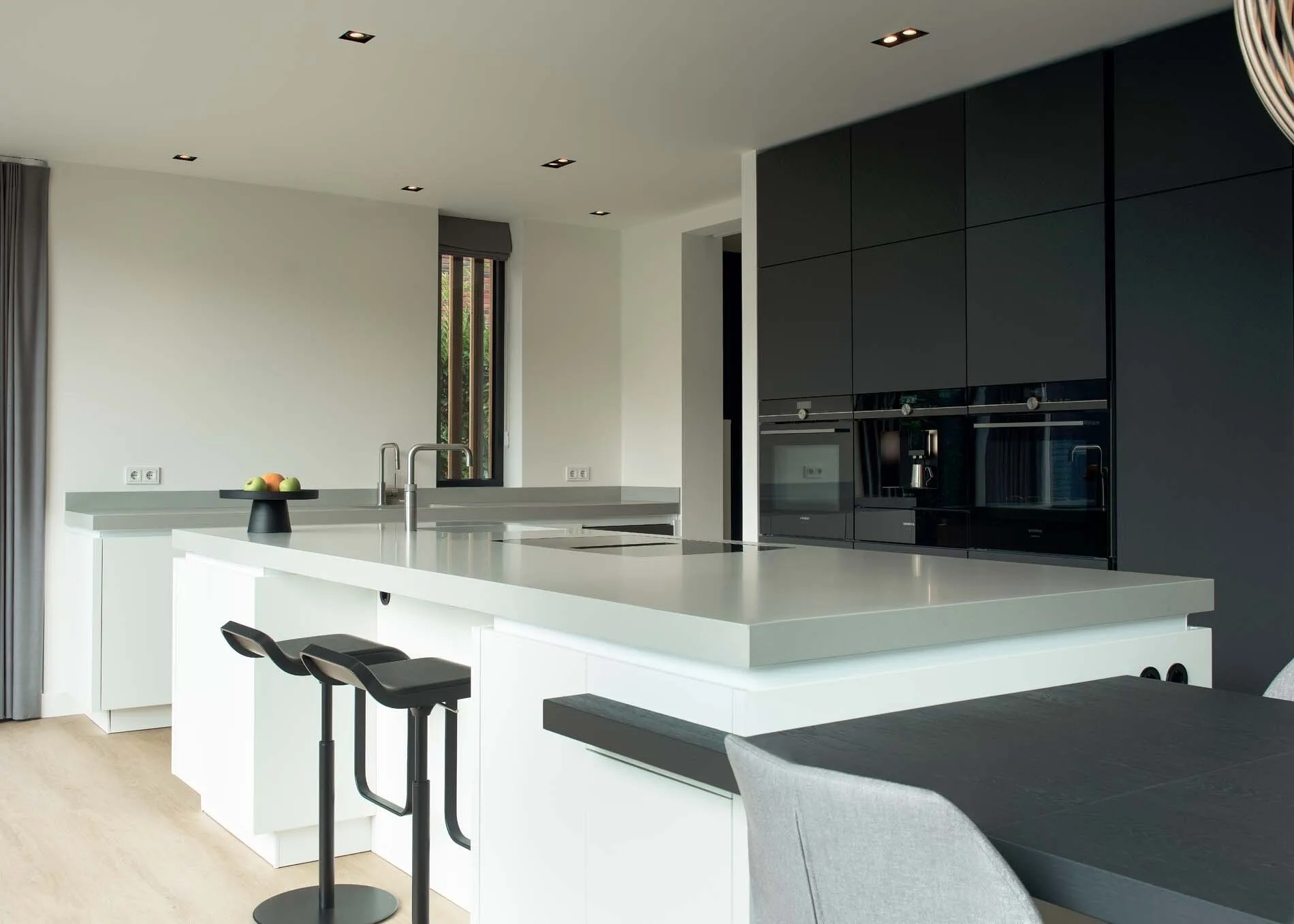 Witte keuken met bar en zwarte kastenwand ASWA Keukens 2