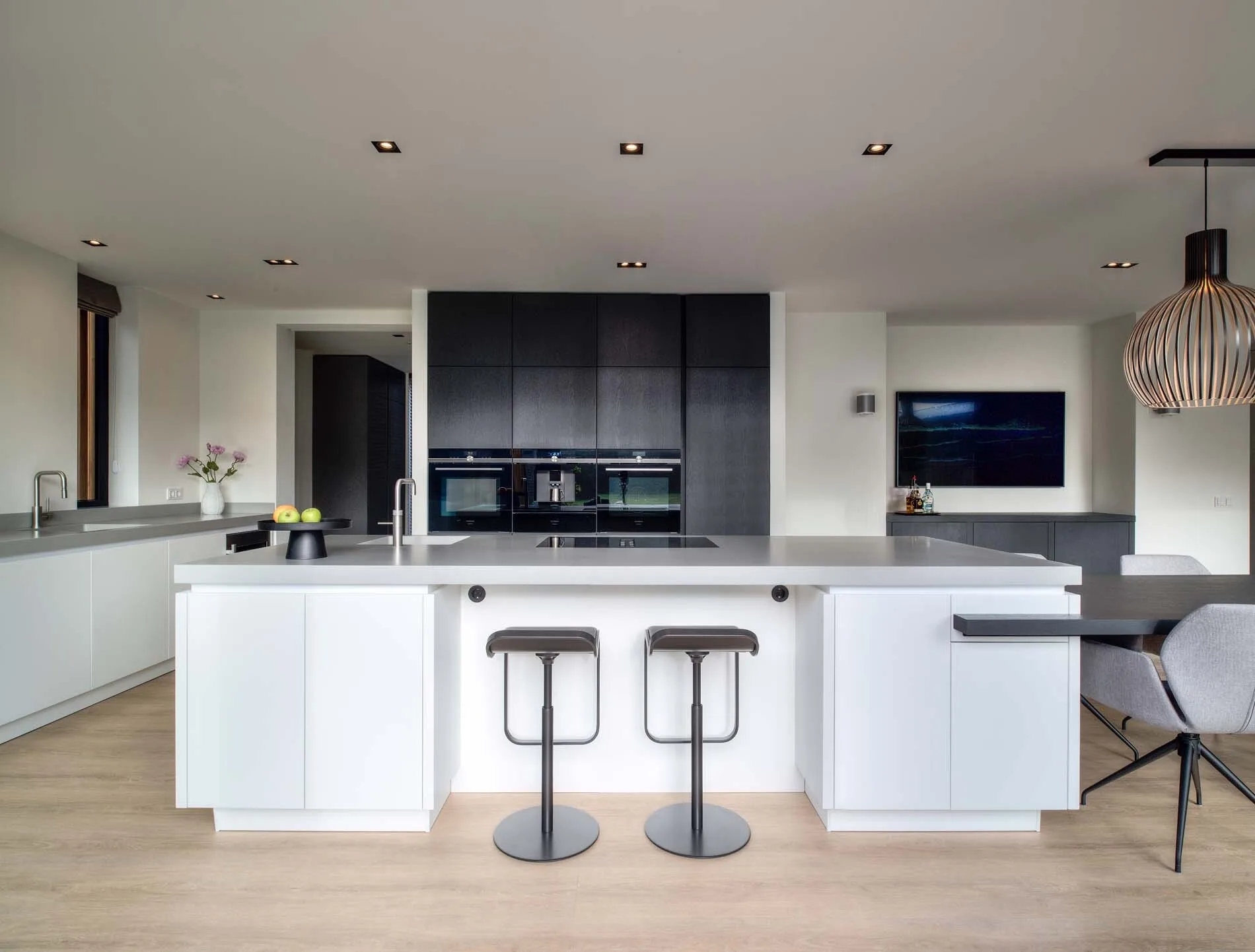 Witte keuken met bar en zwarte kastenwand ASWA Keukens