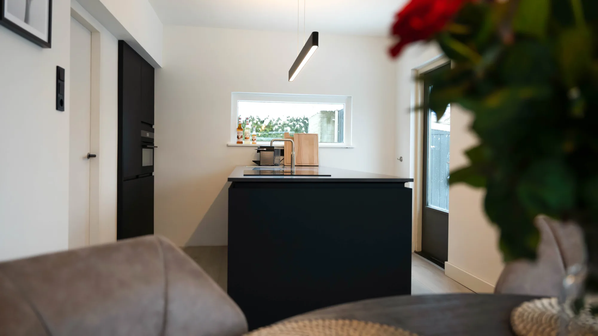 Zwarte keuken met kookeiland ASWA Keukens
