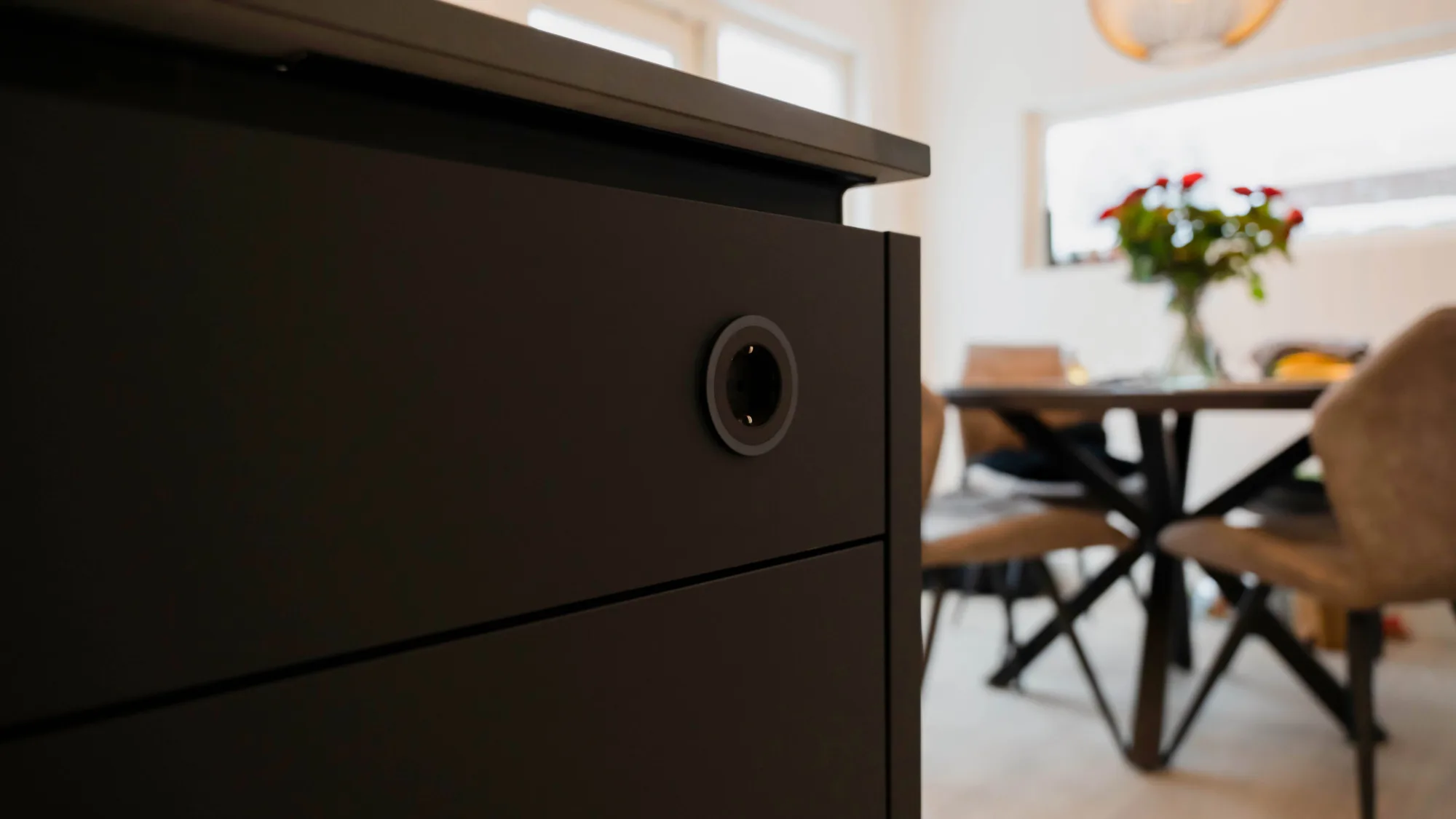 Zwarte keuken met stopcontact ASWA Keukens