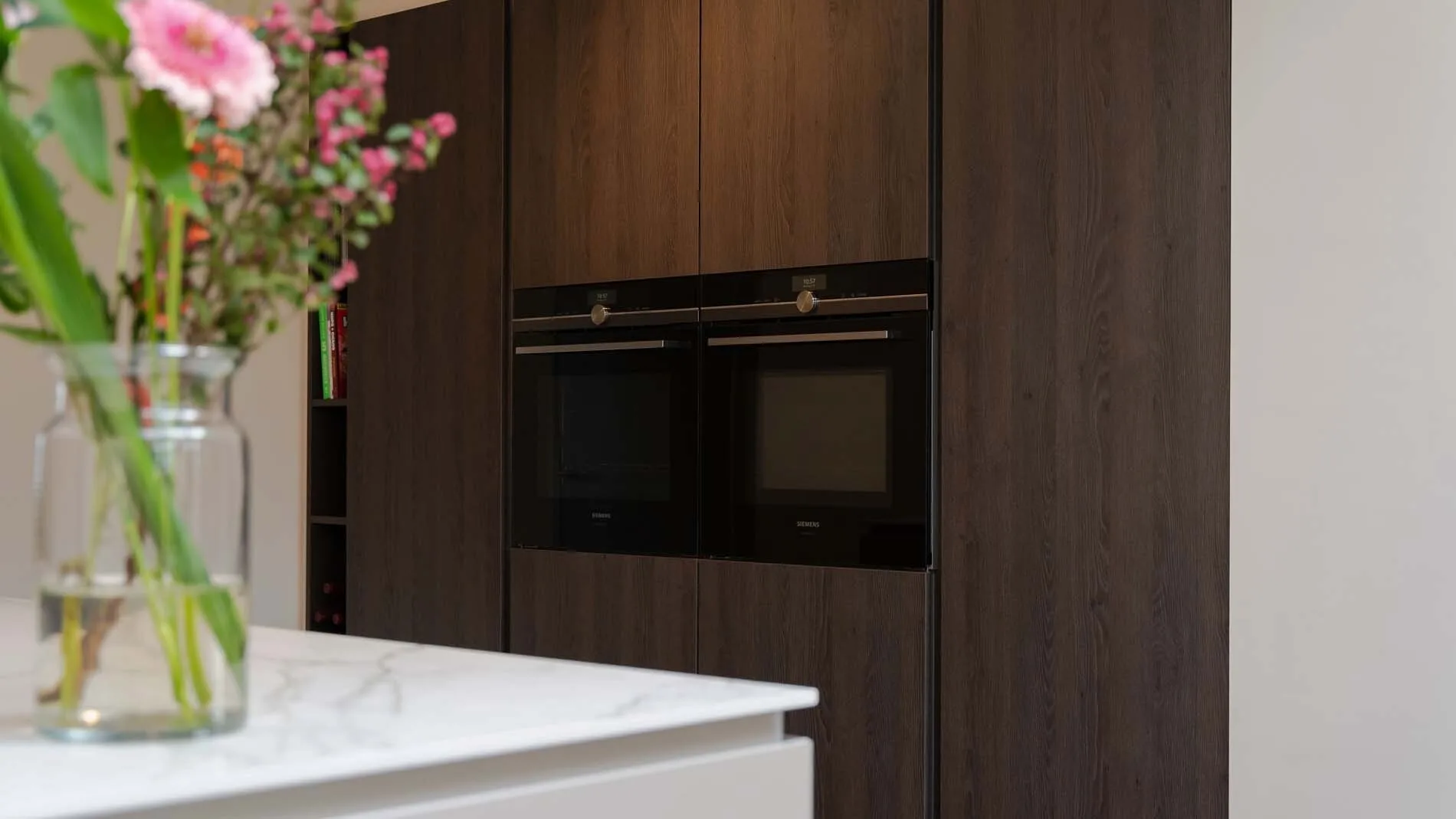 Kastenwand in Eiken Sepia met Siemens ovens ASWA Keukens