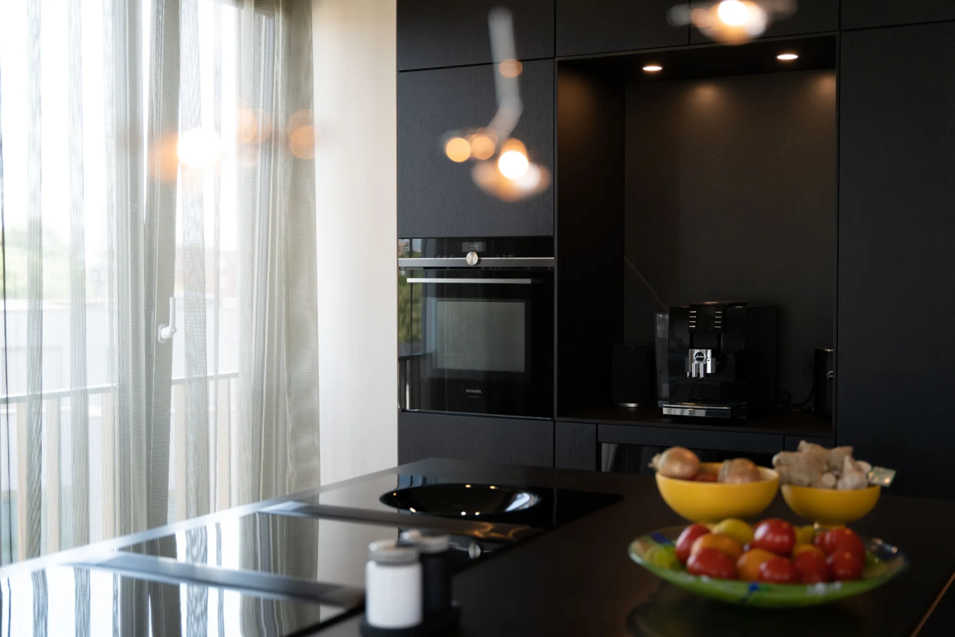 Siemens IQ700 multifunctionele oven in zwarte keuken ASWA Keukens