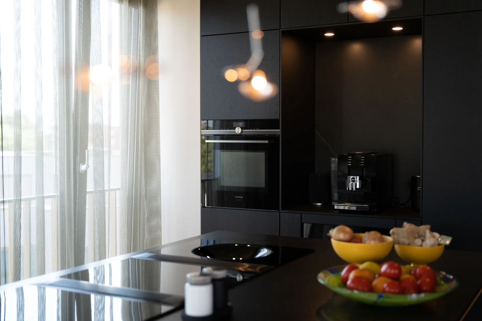 Siemens IQ700 multifunctionele oven in zwarte keuken ASWA Keukens