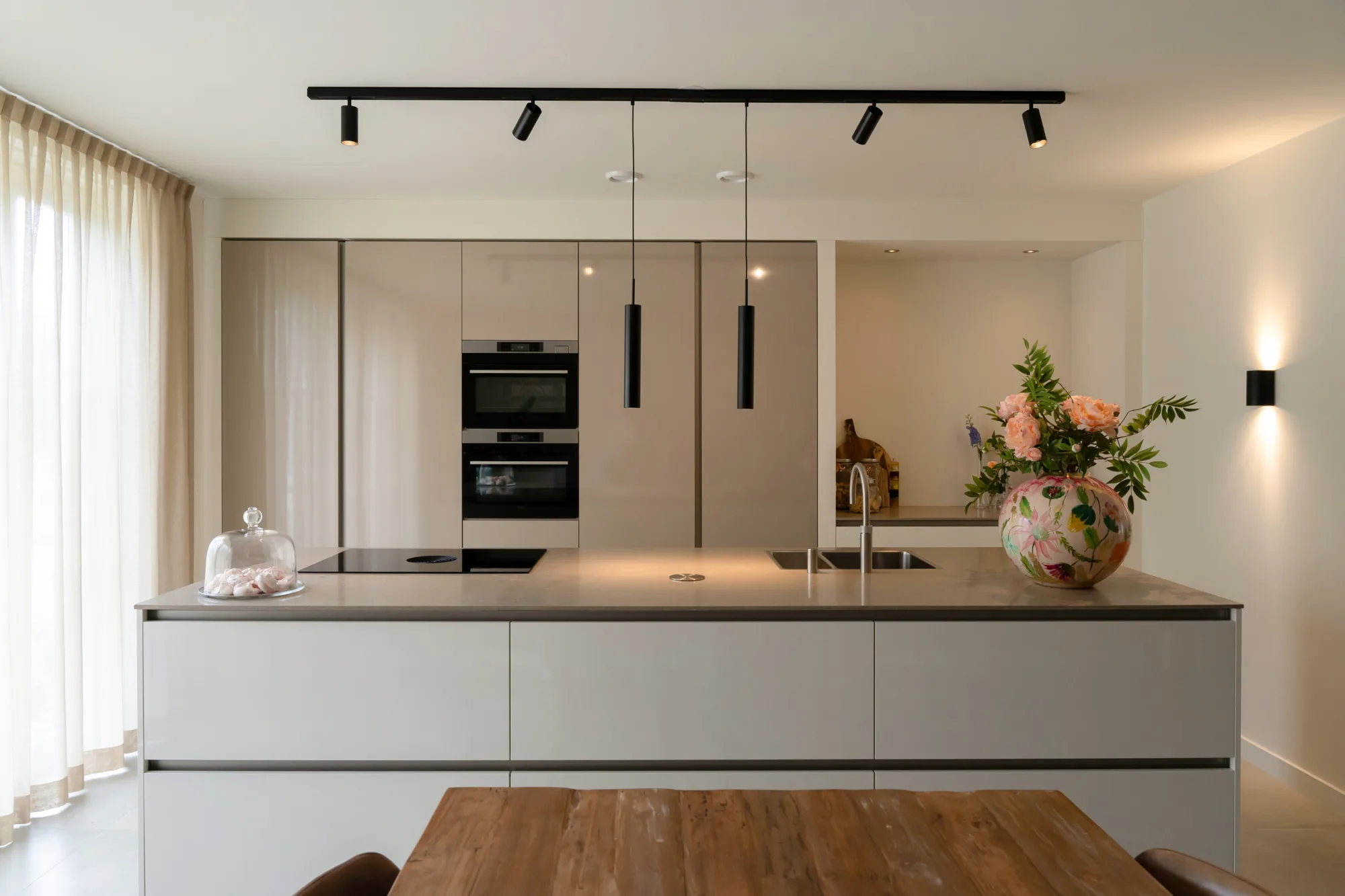 Beige keuken met wit kookeiland, ASWA Keukens
