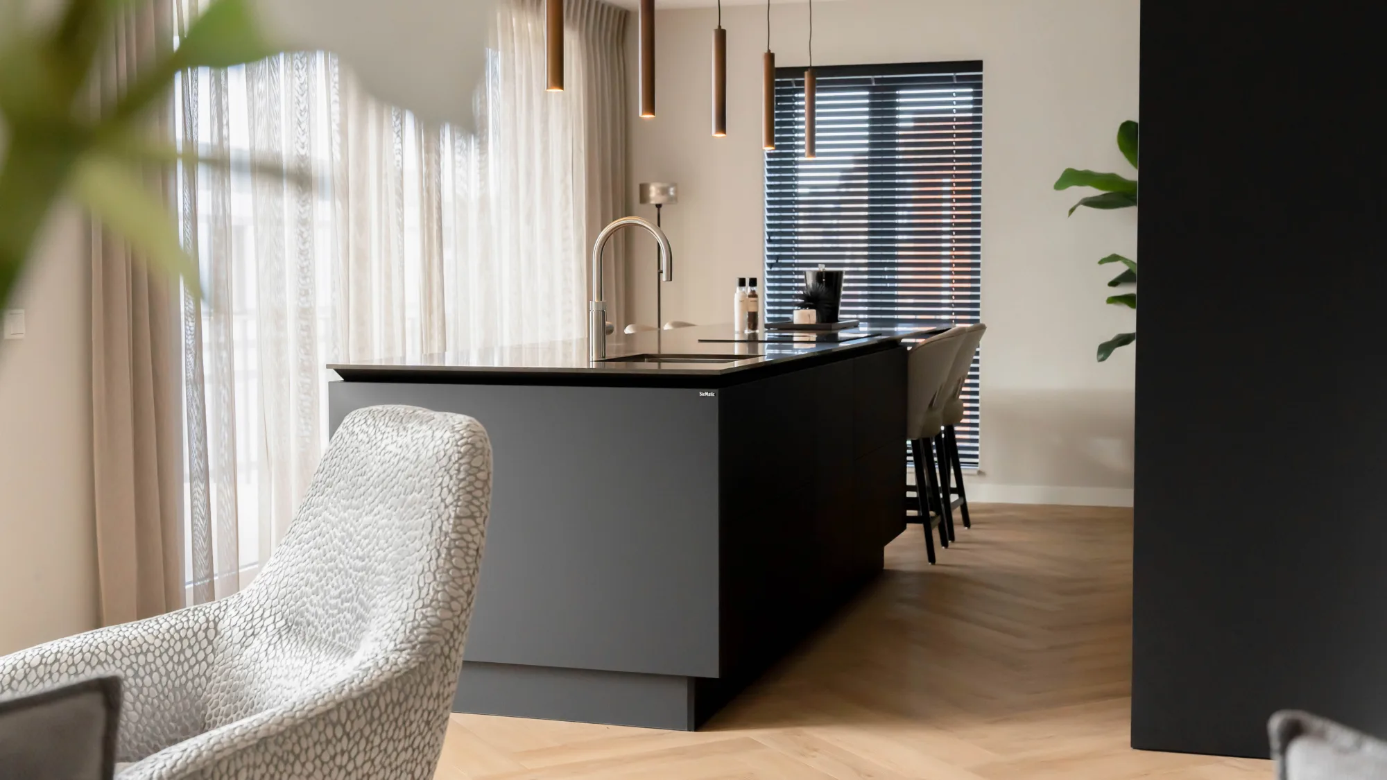 Zwarte keuken met kookeiland in appartement ASWA Keukens