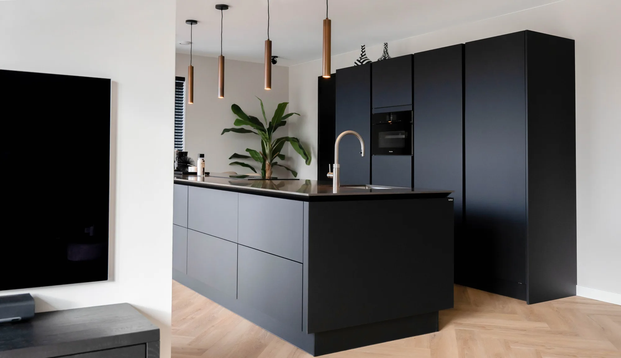 Zwarte keuken met kookeialnd en kastenwand ASWA Keukens