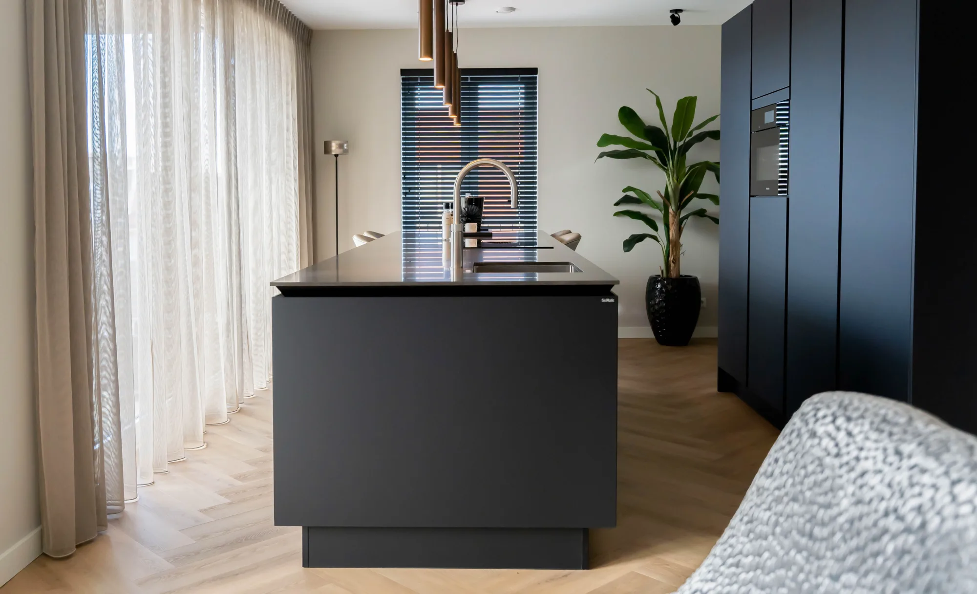 Zwarte keuken met kookeialnd en kastenwand ASWA Keukens 2