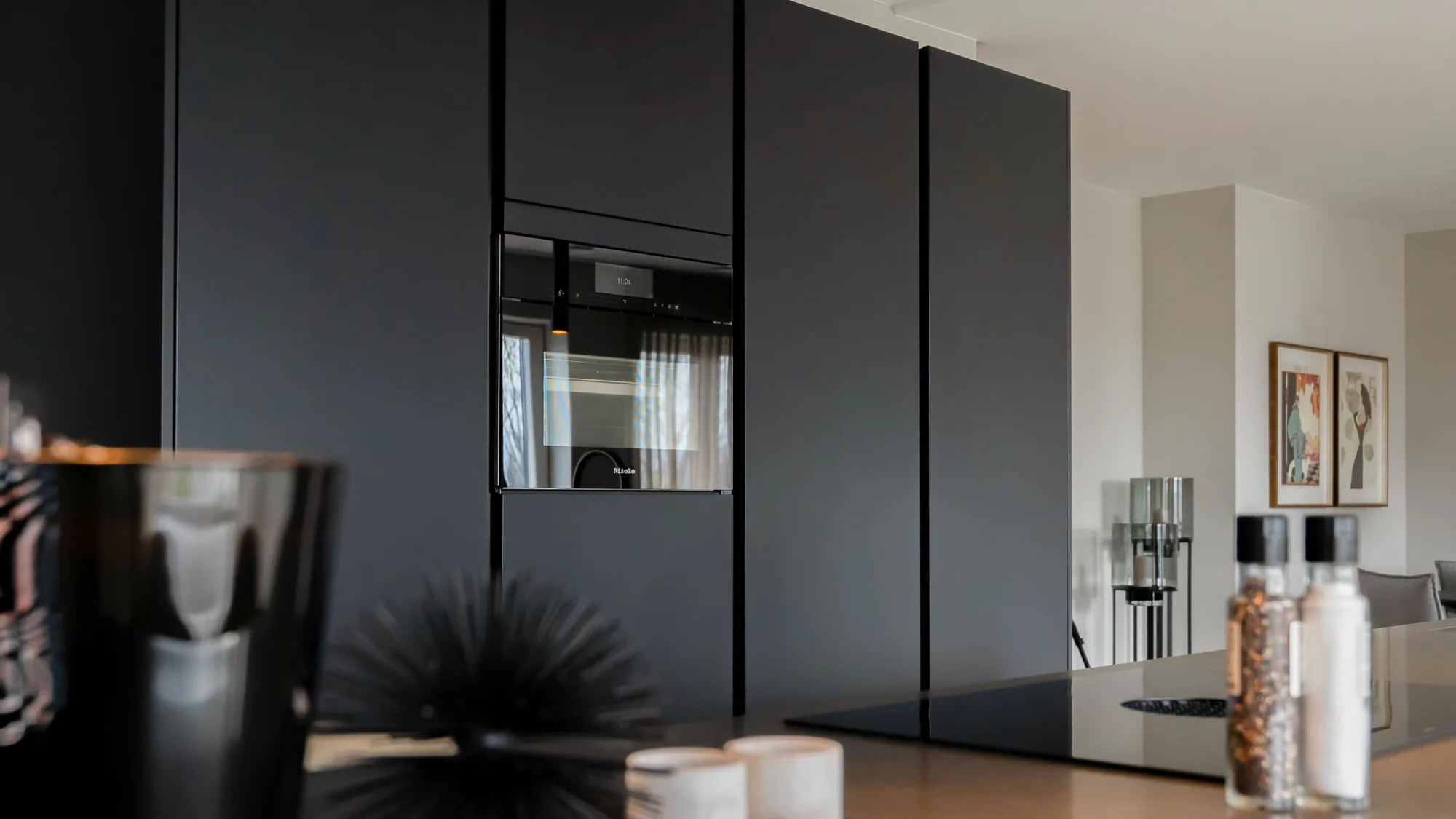 Zwarte kastenwand met Miele oven Obsidiaan Zwart ASWA Keukens