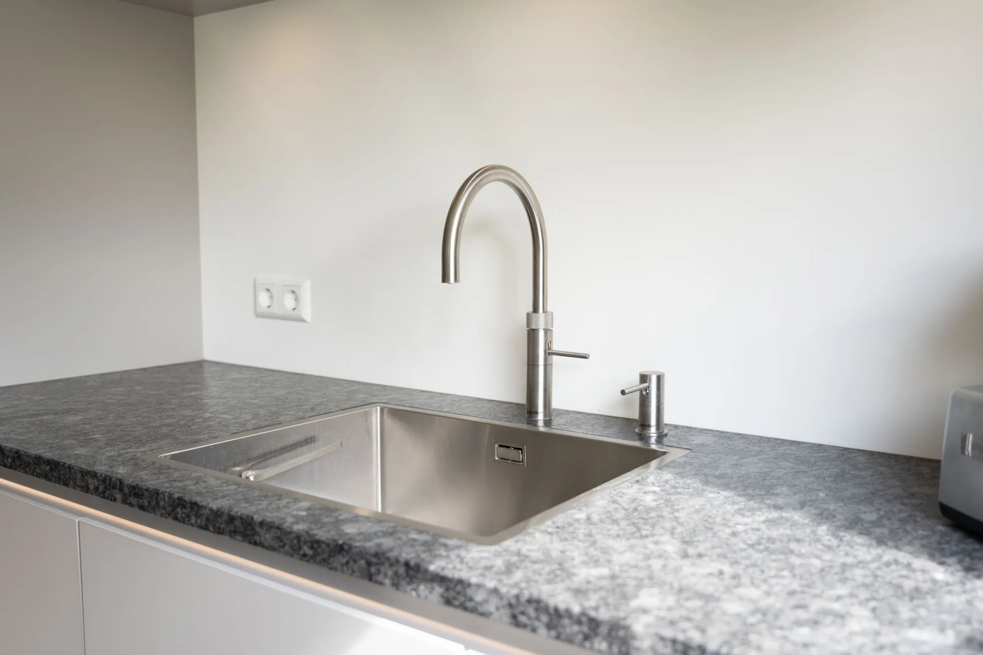 Quooker Fusion Round met Quooker Nordic zeeppomp ASWA Keukens