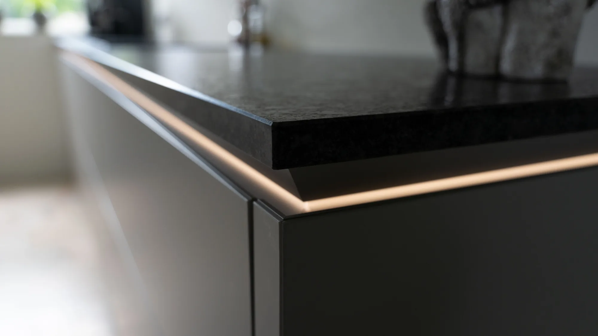 Sie Matic SLX keuken met verlichte greeplijst