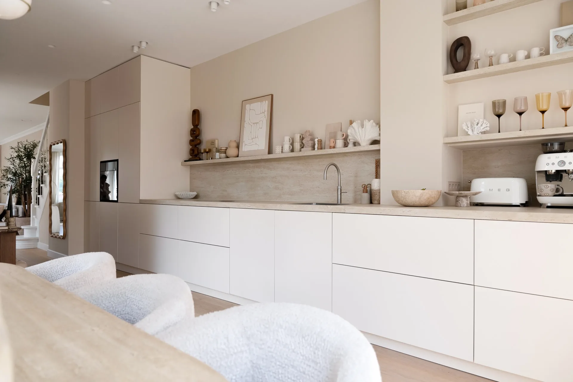 Klantervaring Kae Sutherland beige Japandi keuken met travertinlook keramieken blad ASWA Keukens 2