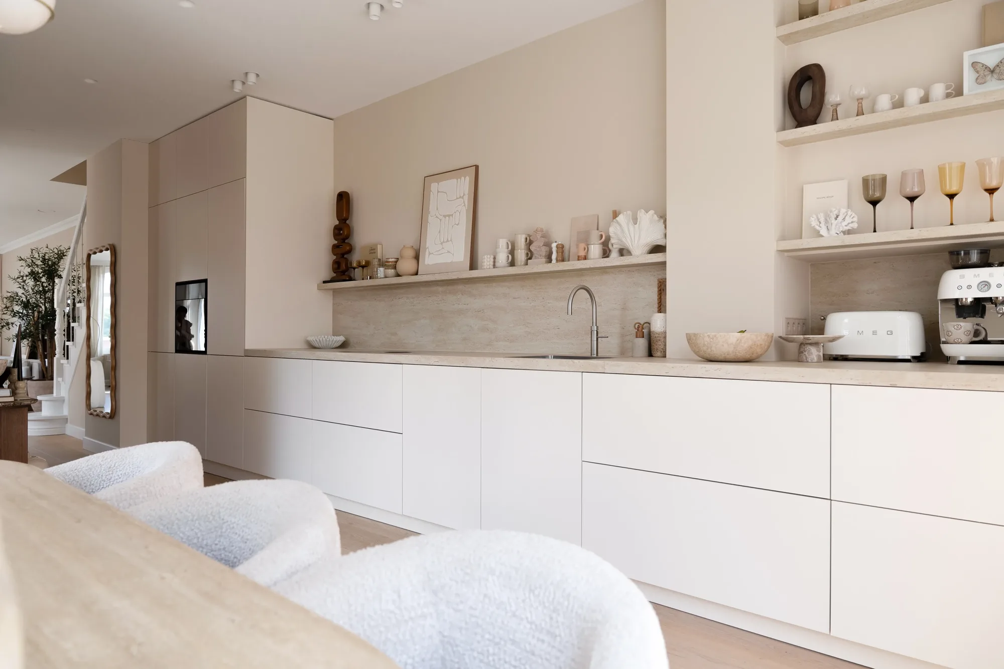 Klantervaring Kae Sutherland beige Japandi keuken met travertinlook keramieken blad ASWA Keukens 2