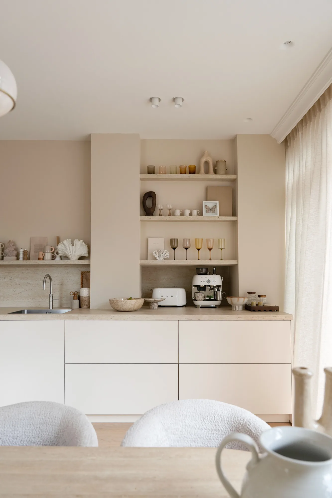 Klantervaring Kae Sutherland beige Japandi keuken met travertinlook keramieken blad ASWA Keukens 3