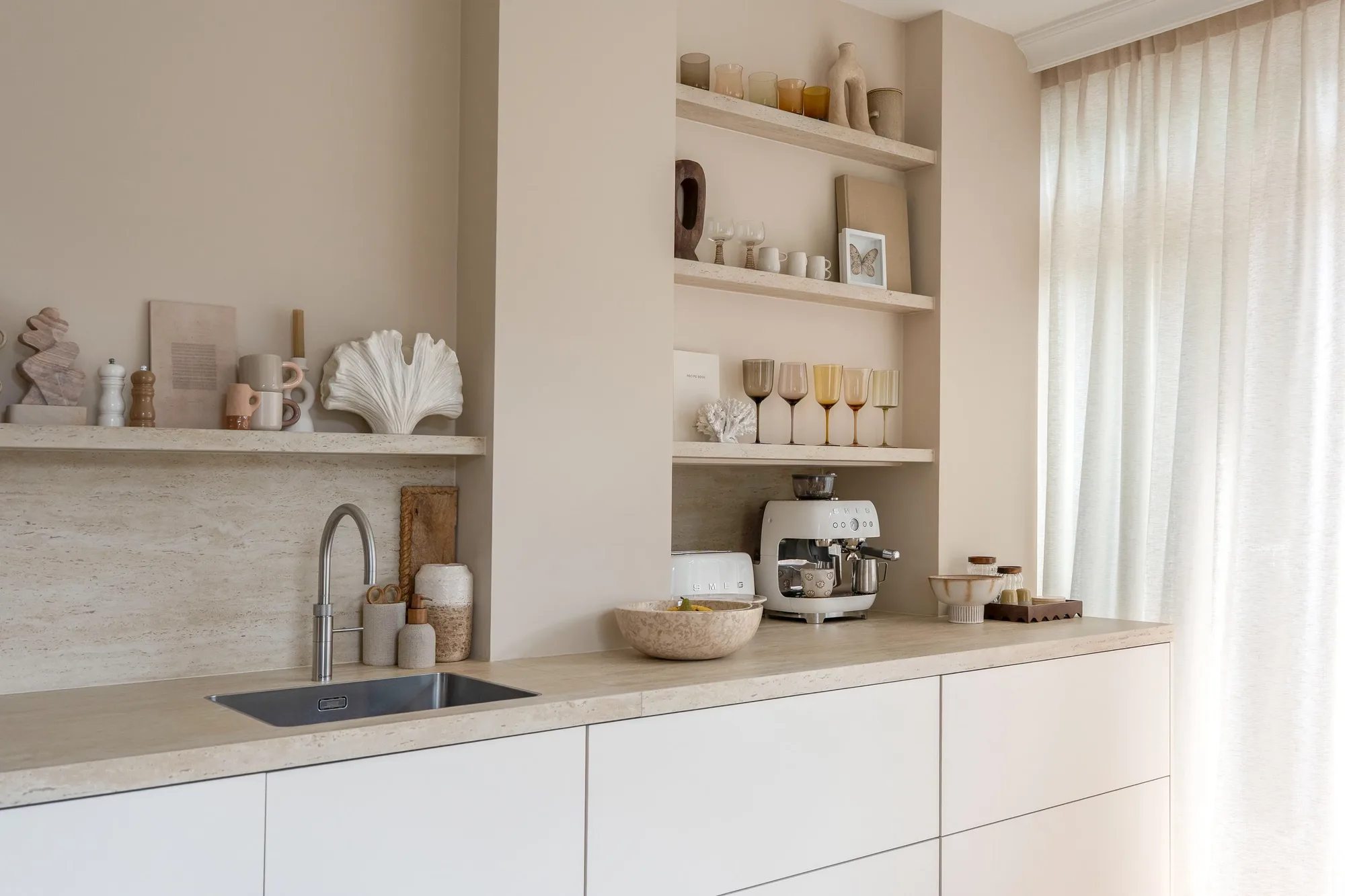 Klantervaring Kae Sutherland beige Japandi keuken met travertinlook keramieken blad ASWA Keukens 4