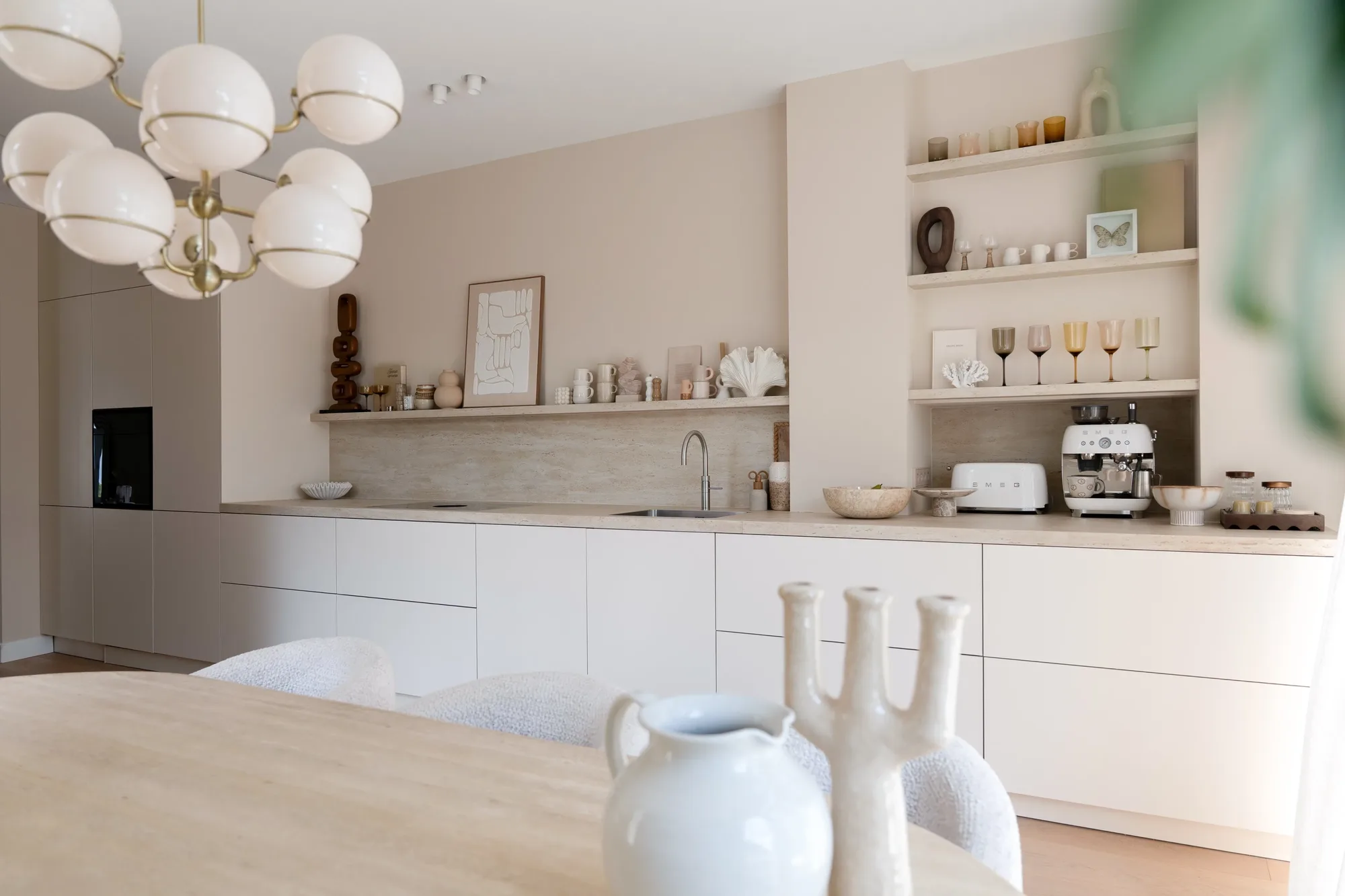 Klantervaring Kae Sutherland beige Japandi keuken met travertinlook keramieken blad ASWA Keukens