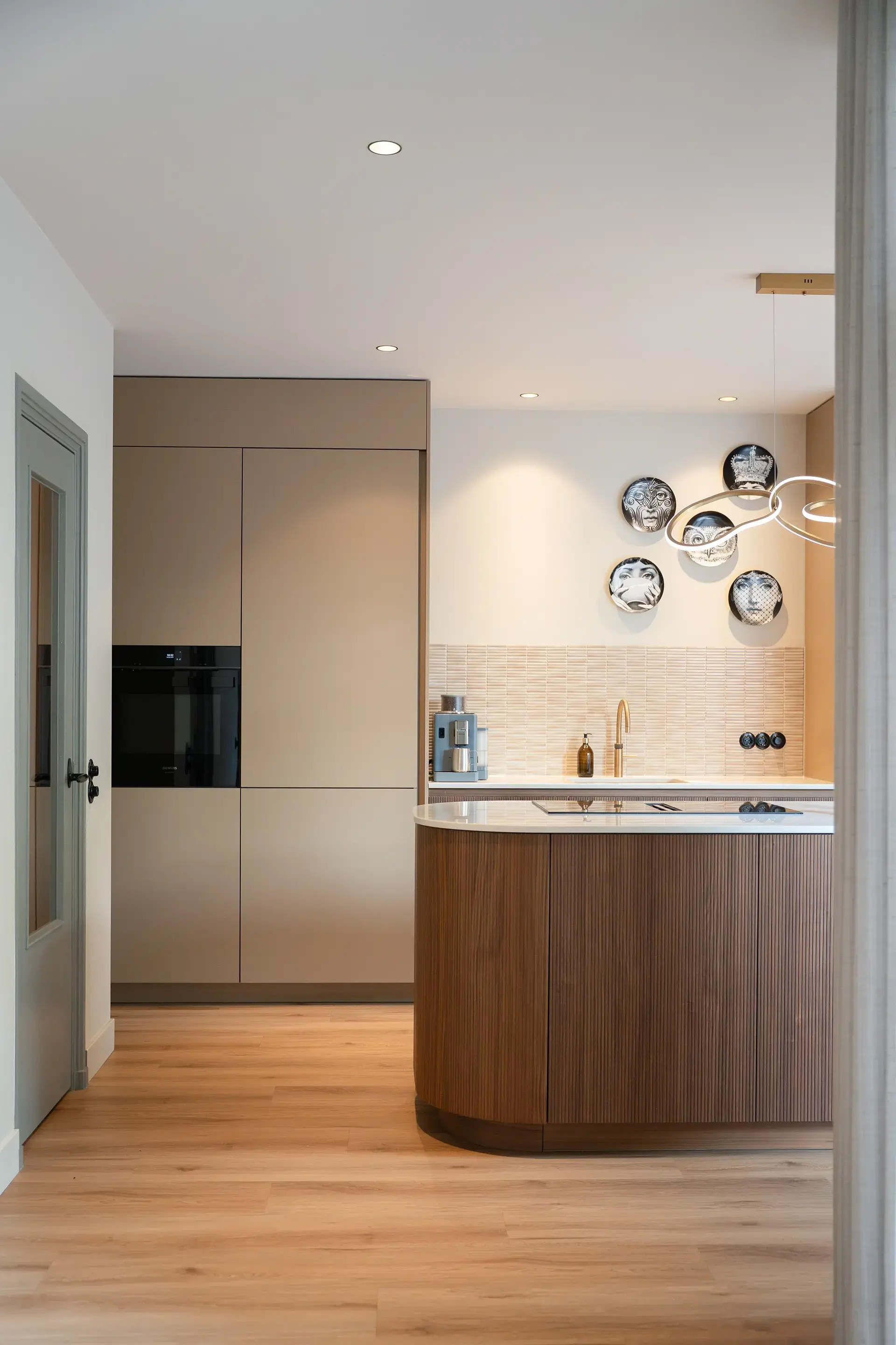 SieMatic keuken met gecombineerde fronten in hout en lak voor een unieke uitstraling.