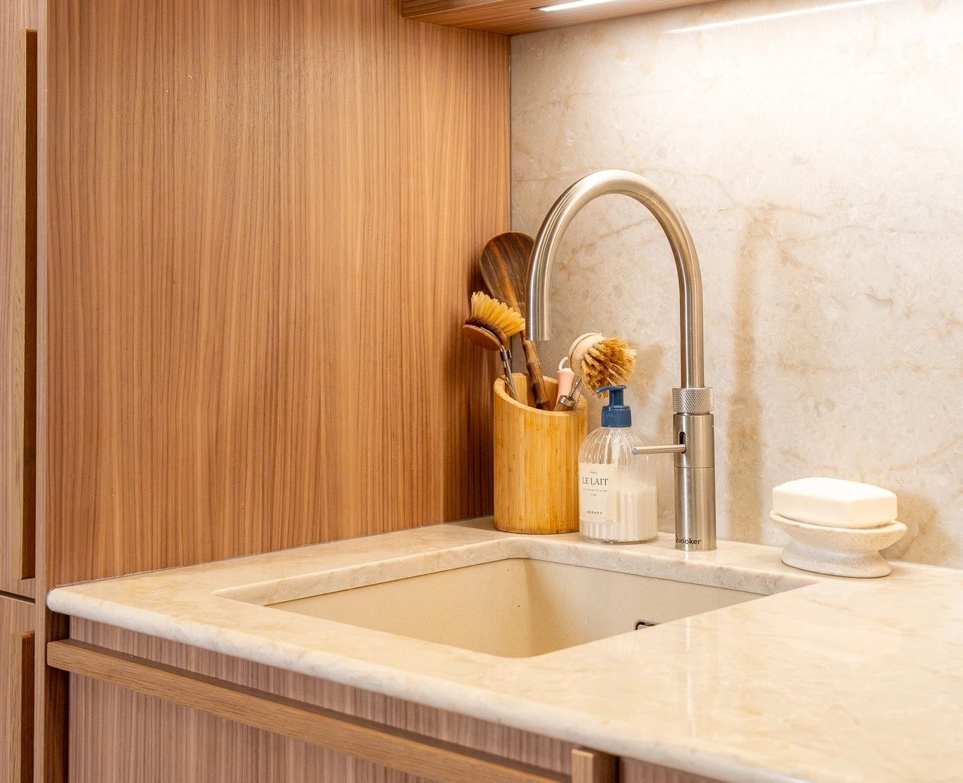 Wiep en Yannick warme Japandi keuken kraan ASWA Keukens