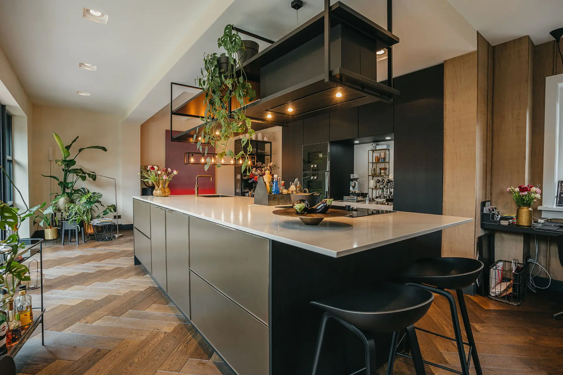 SieMatic URBAN keuken met kookeiland en maatwerk plafondframe in Laren