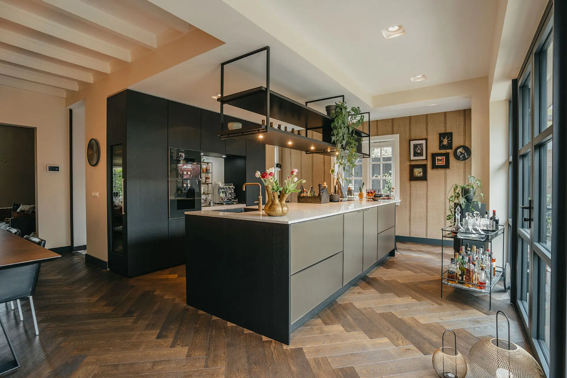Industrieel chique SieMatic URBAN keuken in Laren met kookeiland en donkere materialen