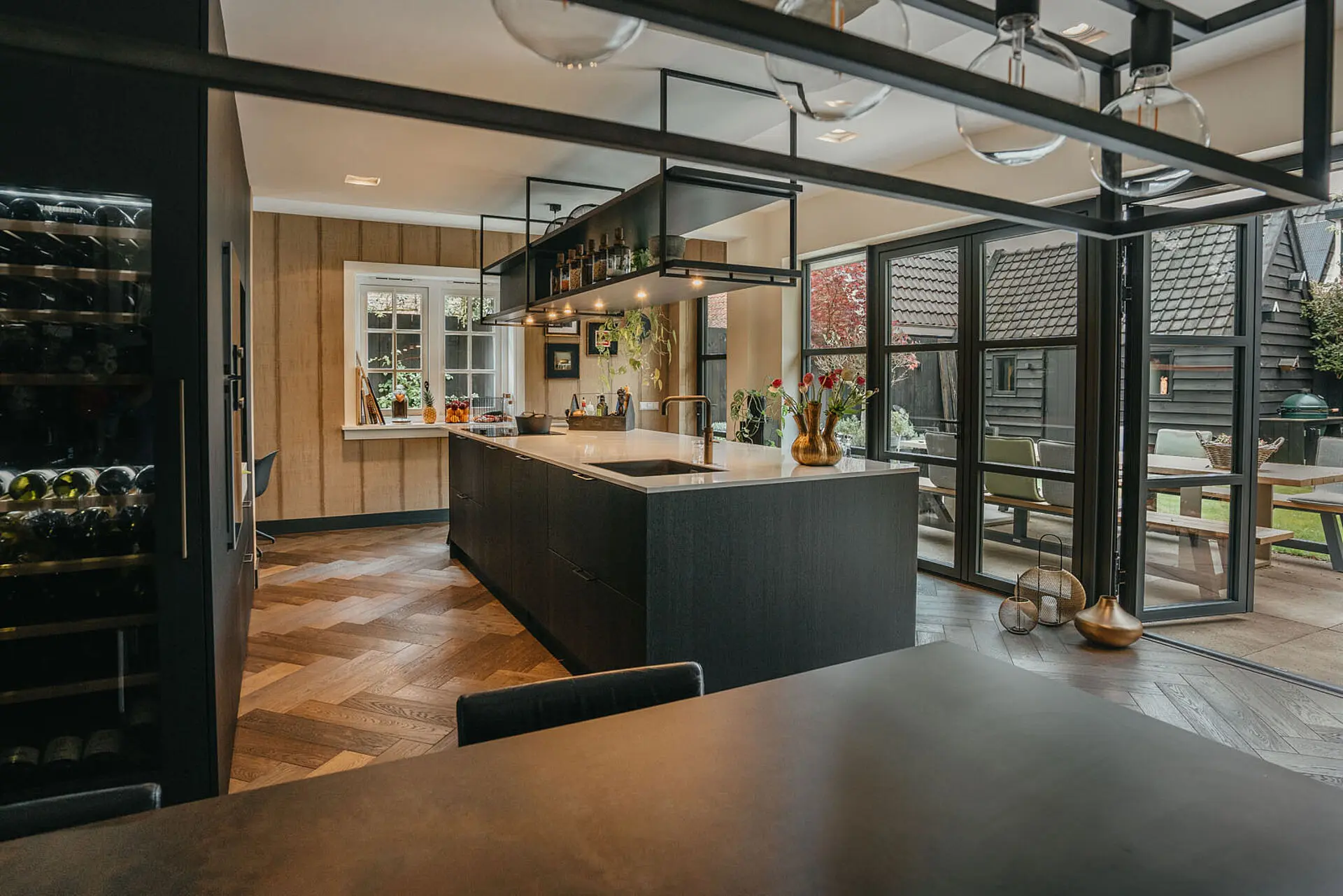 SieMatic keuken met maatwerk plafondframe, kookeiland en open vakken.